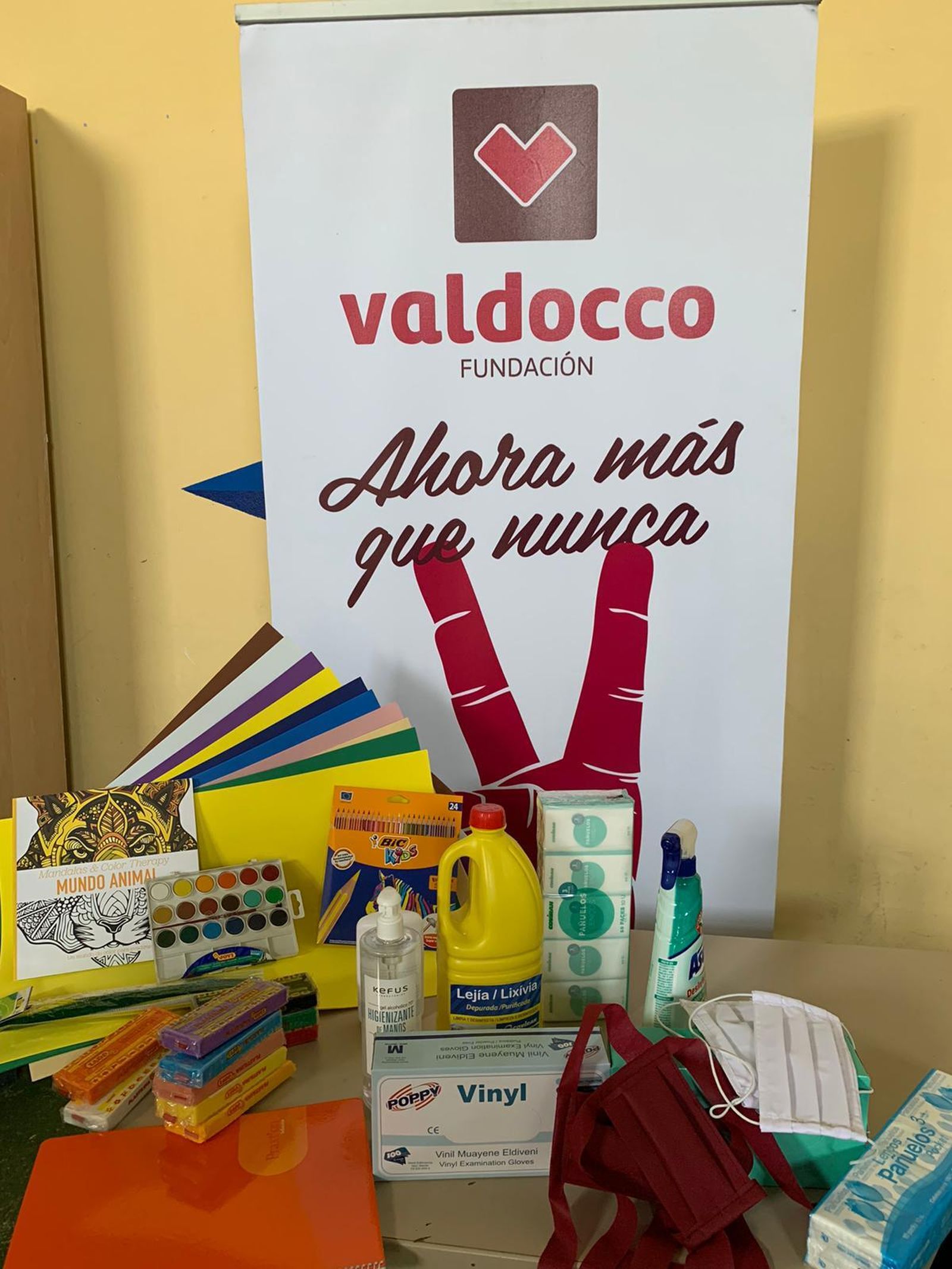 Kits escolares e higiénicos para las familias.