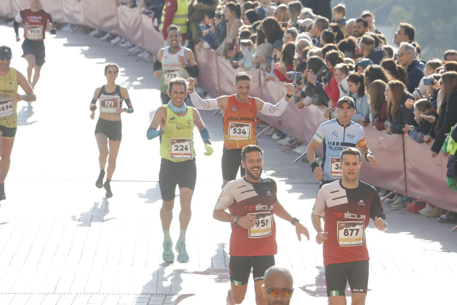 Media Maratón de Córdoba 2023: La gloria de cruzar la Puerta del Puente, en imágenes
