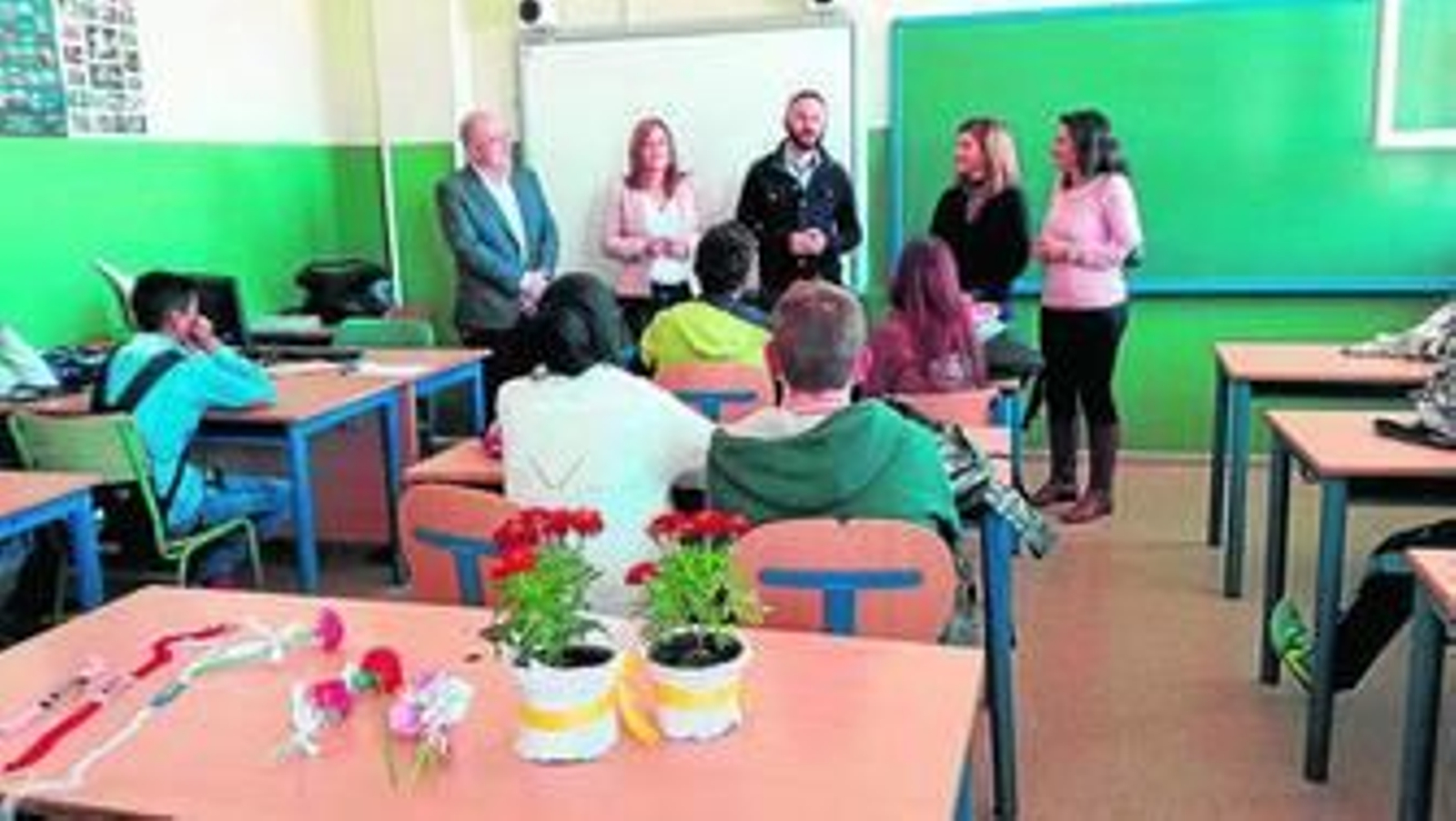 El delegado Miguel Ángel Tortosa, y la alcaldesa de Níjar, Esperanza Pérez Felices, han visitado a los alumnos.