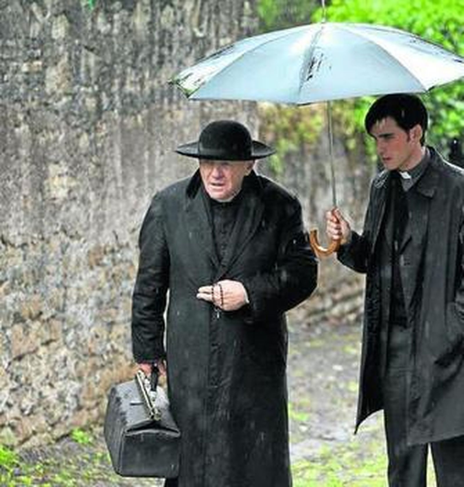 El joven Colin O'Donoghue debuta en el cine dando la réplica a Hopkins.