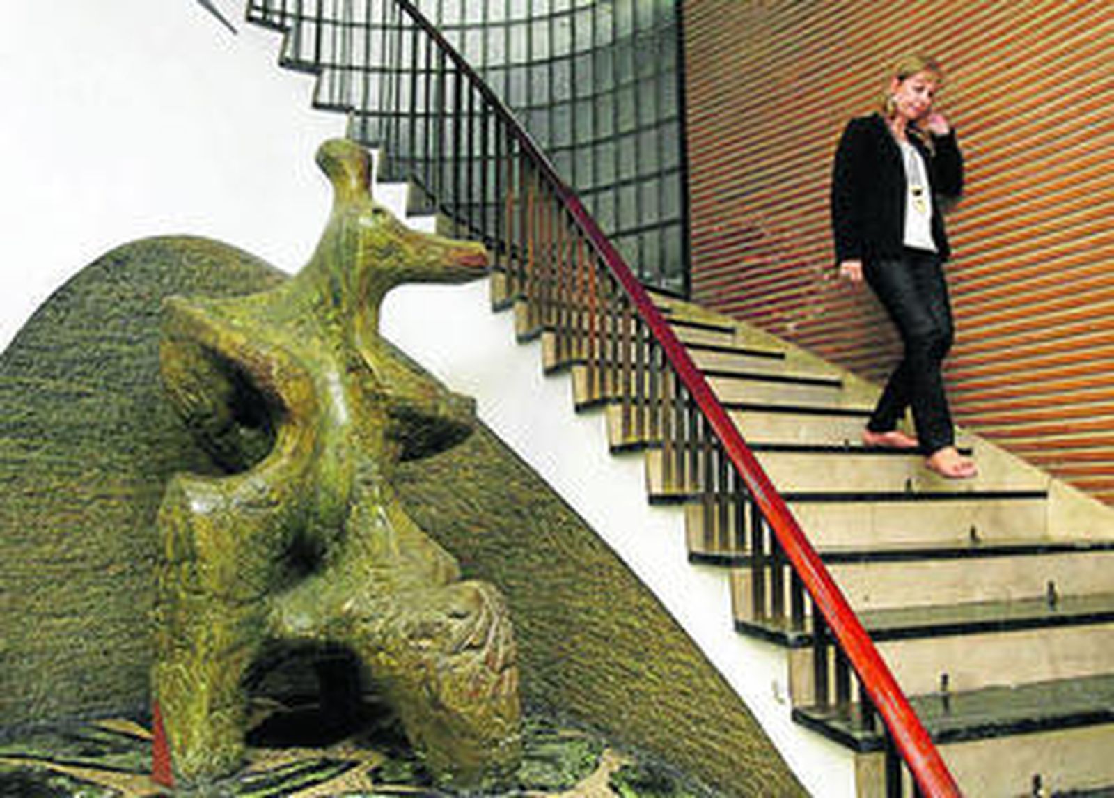 Una mujer en las dependencias de la Cámara de Comercio.