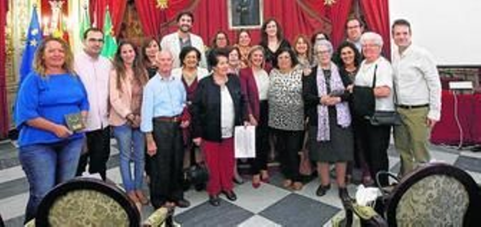 Foto de familia de todos los premiados y representantes políticos ayer en el Salón Regio de la Diputación de Cádiz.