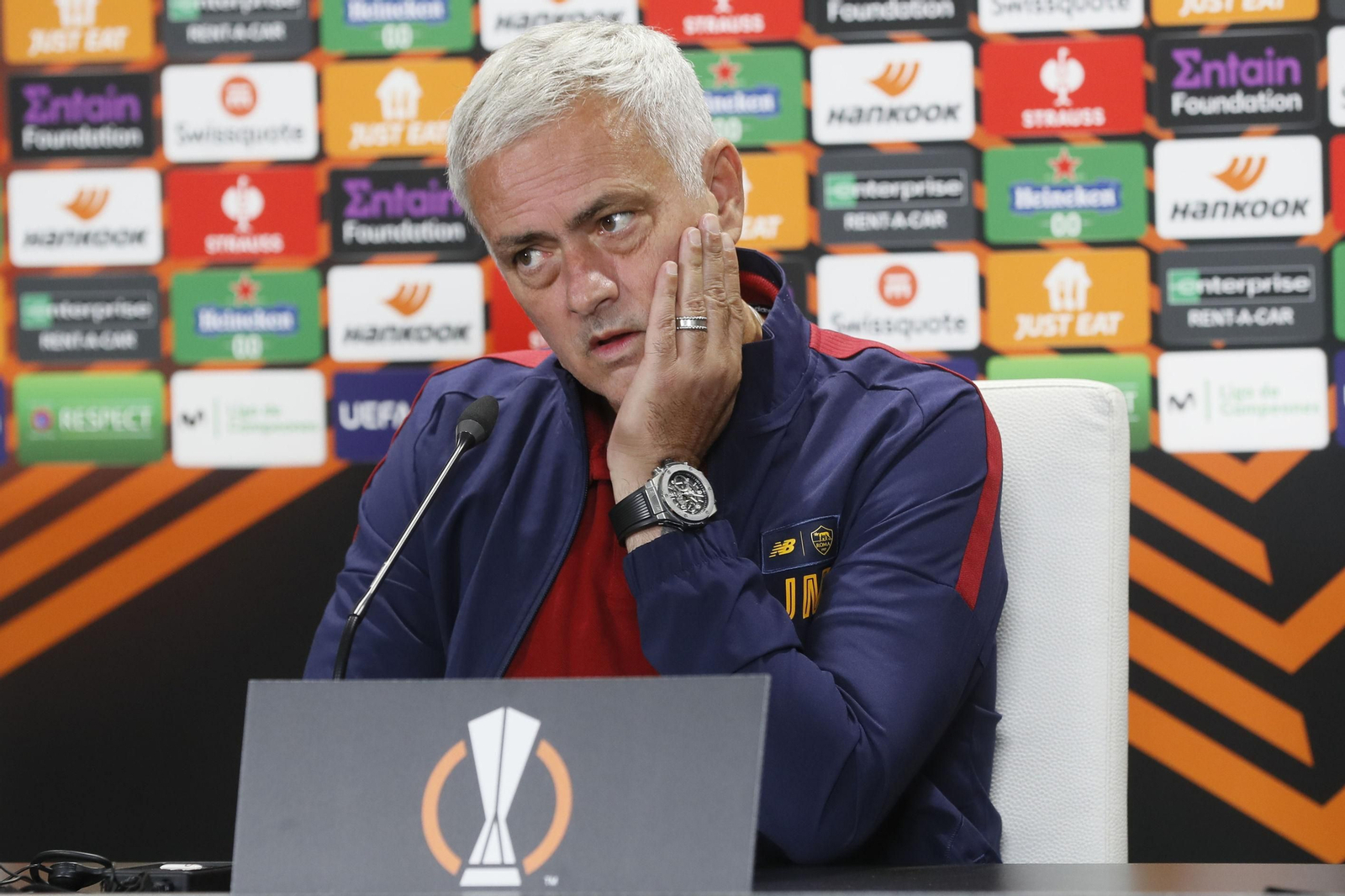Mourinho, en una rueda de prensa durante la presente Europa League. Mourinho, en una rueda de prensa durante la presente Europa League.