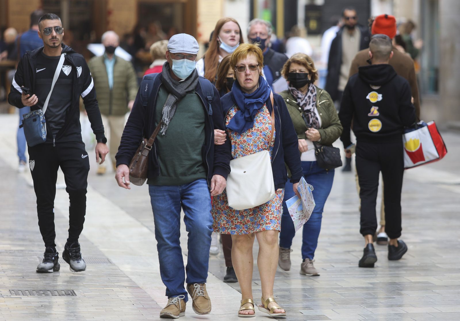 Personas con y sin mascarilla por el centro de Málaga.