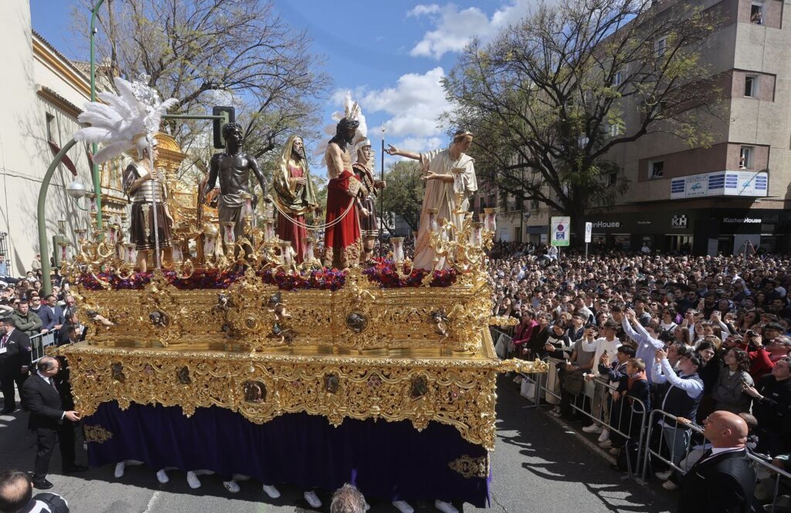 Todas las fotos del Martes Santo en Sevilla 2024