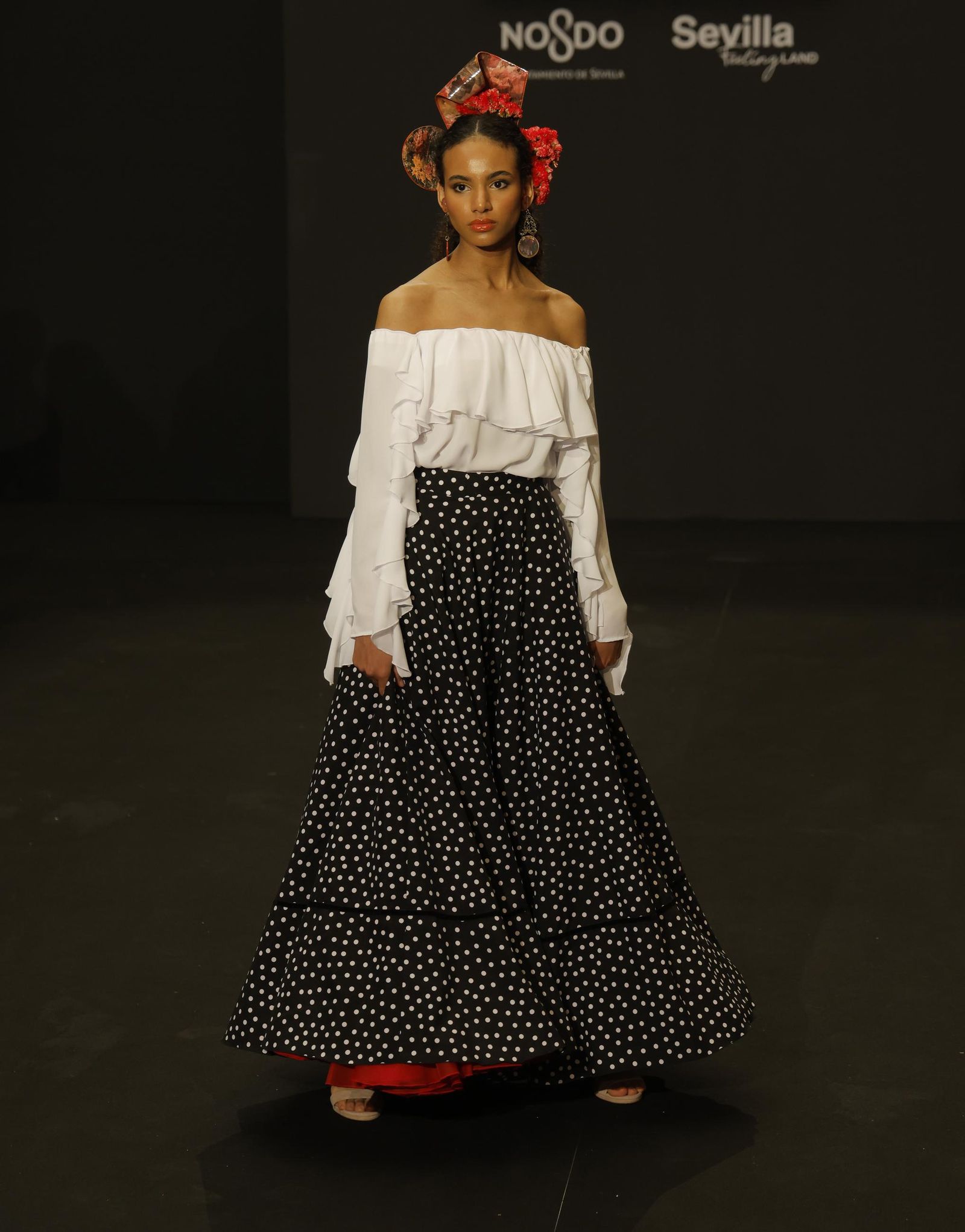 Emprende Lunares, el desfile de moda flamenca de Ángeles de María, que anticipa la Feria de Abril: todas las fotos.