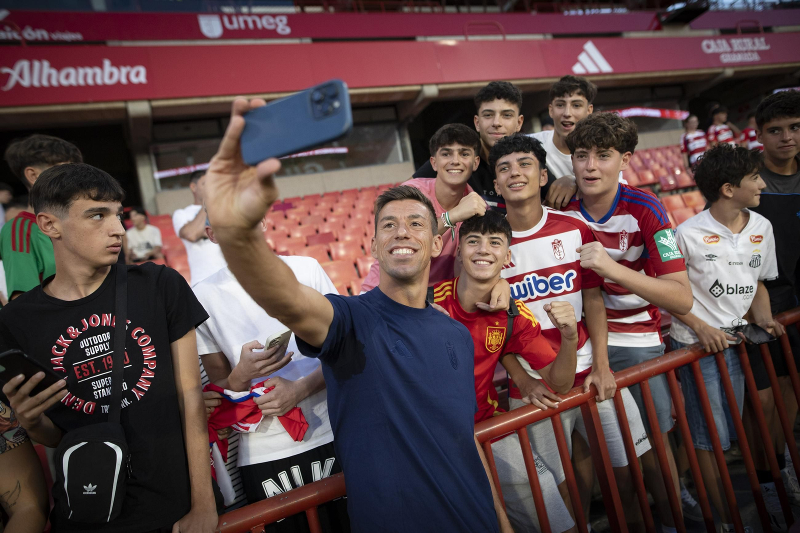 Rubén Alcaraz se forografía con aficionados del Granada.