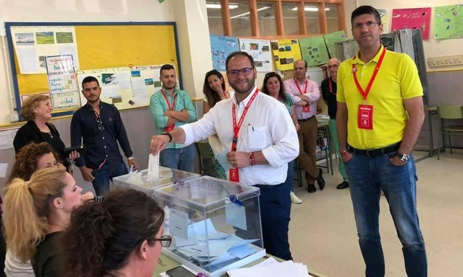 Adrián Vaca ejerce su derecho al voto, este domingo