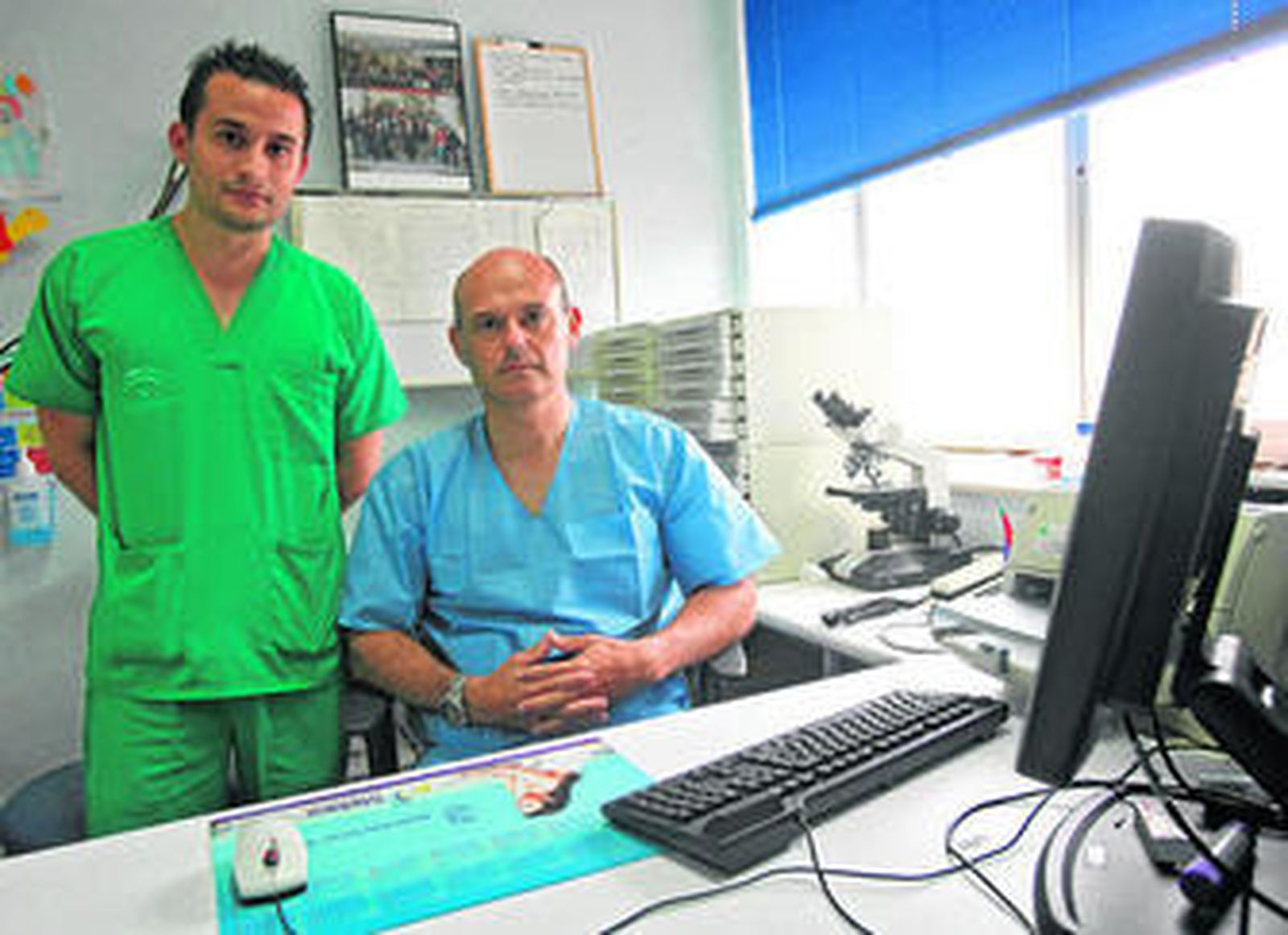 Los doctores Mario Linares Barrios (d) y David Jiménez Gallo, de la Unidad de Dermatología del Puerta del Mar.