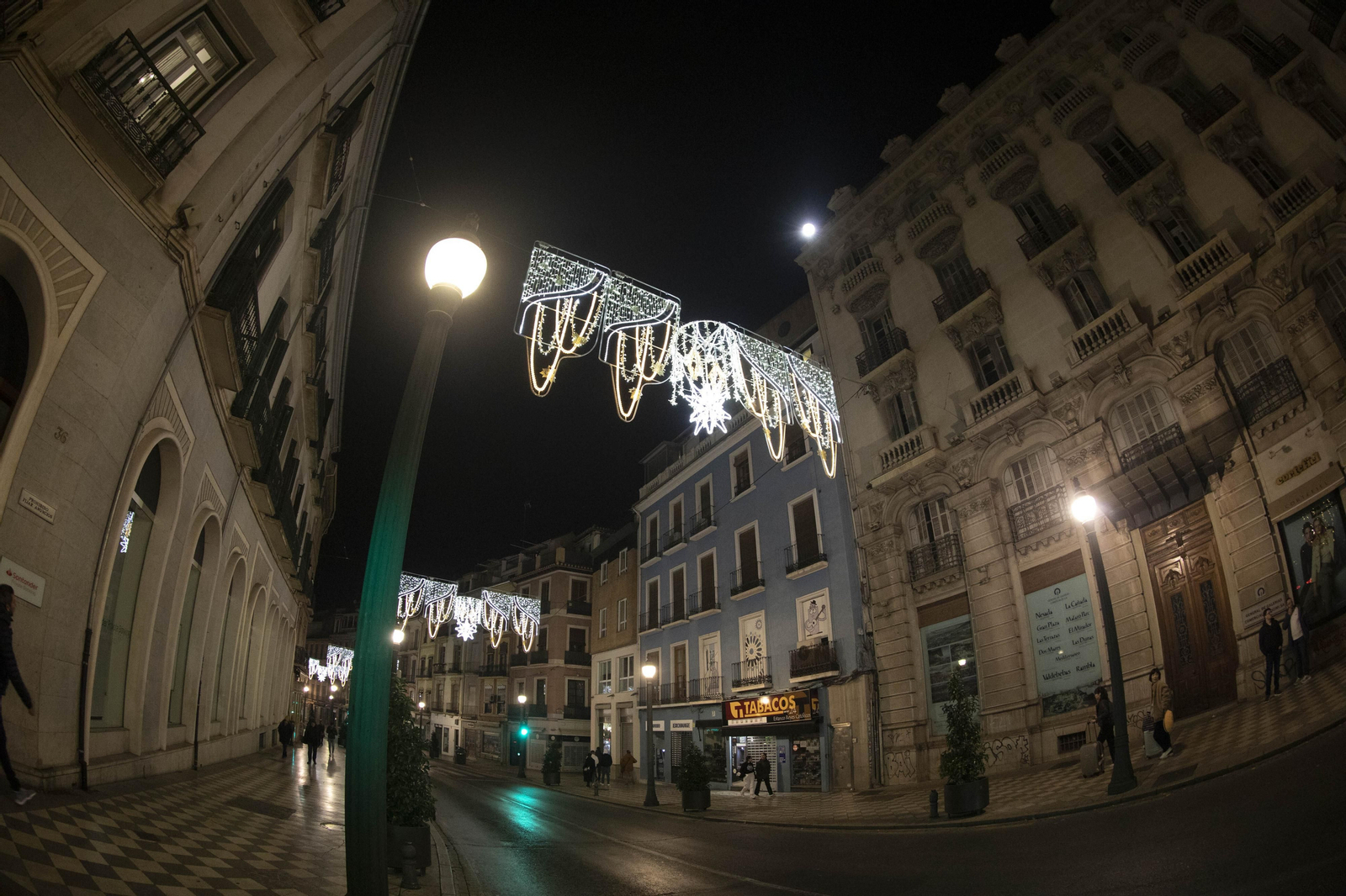 Granada enciende su Navidad: así lucen las calles