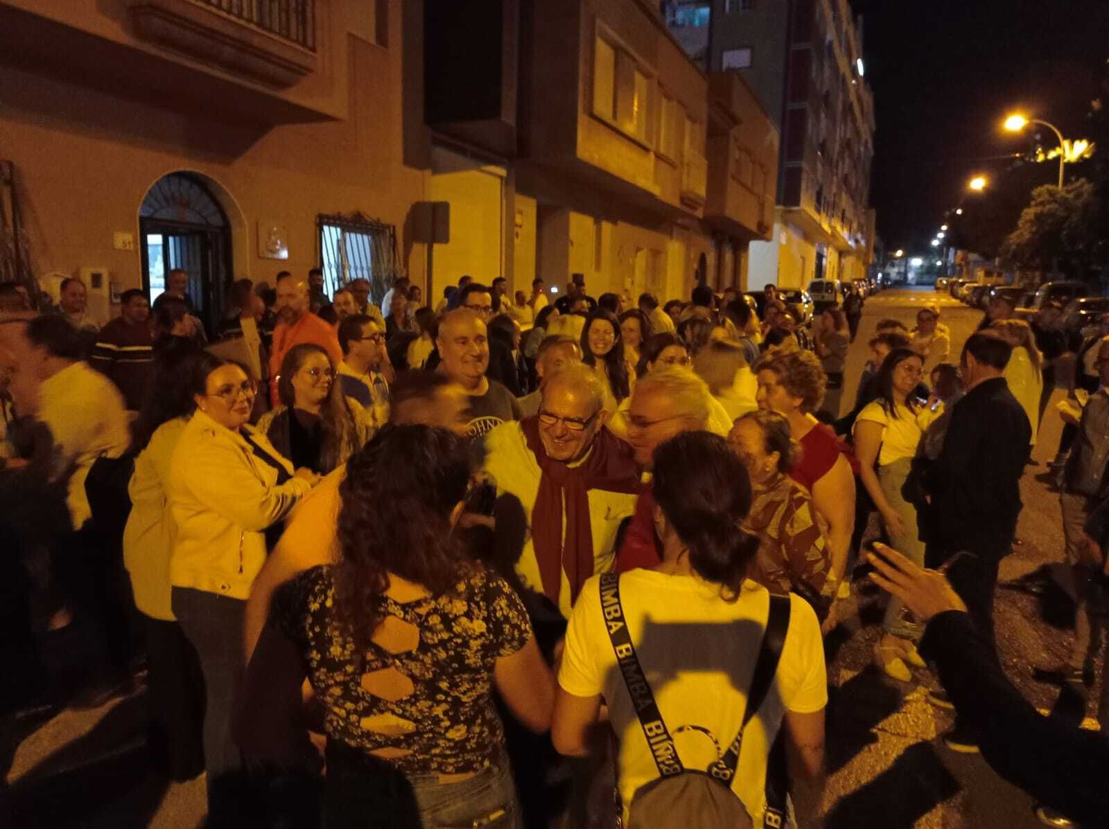 Bonilla, en la noche electoral, felicitado por vecinos en la calle.