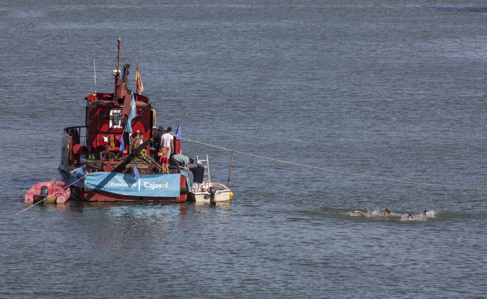 La cucaña de la Velá de Triana, en imágenes