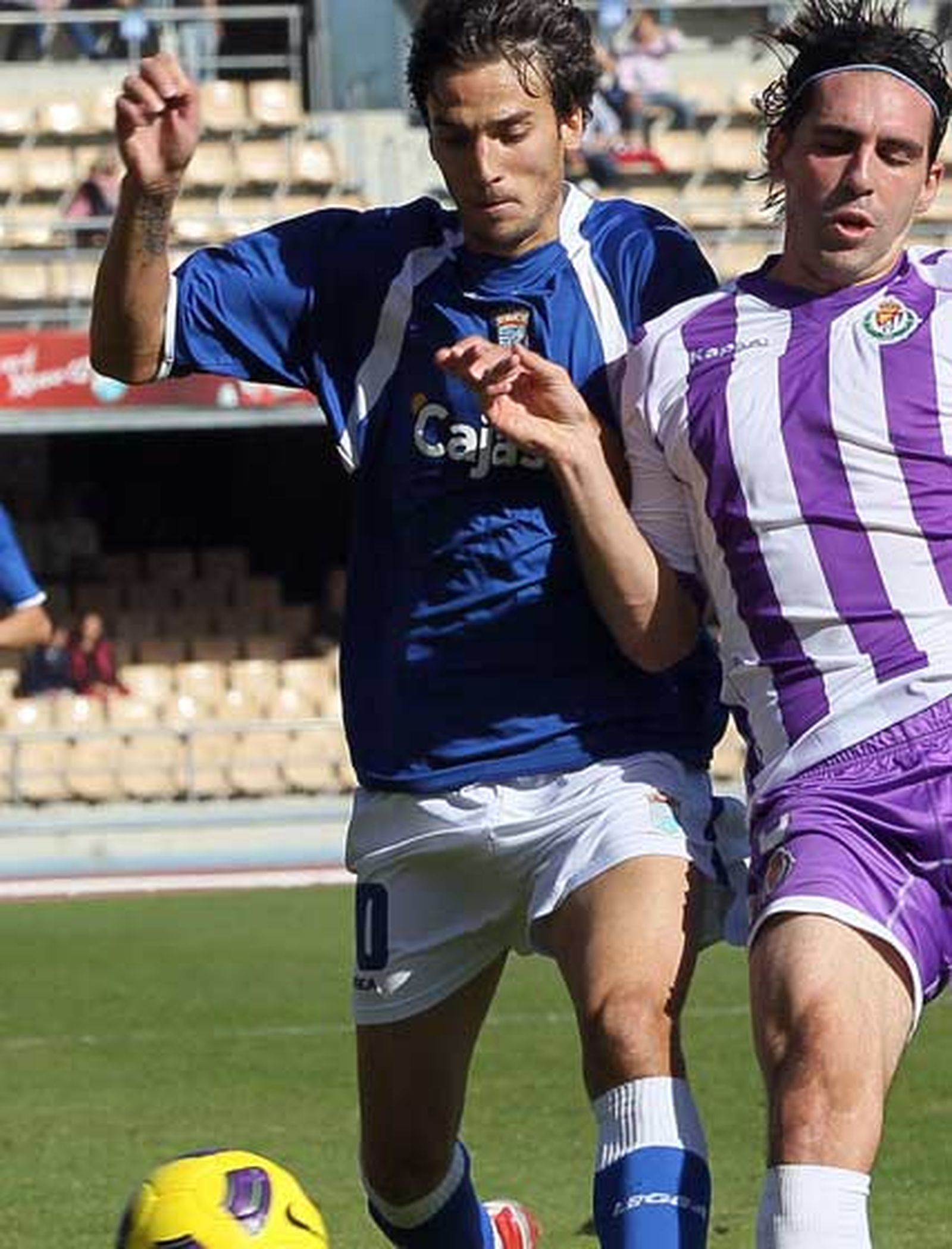 Óscar Díaz pugna con el pucelano Figueras en el encuentro de ayer.

Foto: Miguel Angel Gonzalez