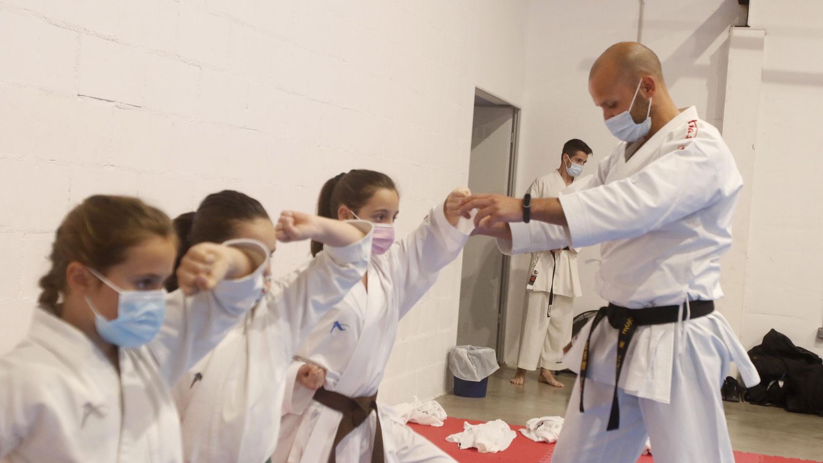 El 'sensei' Castro da órdenes a sus alumnas durante un entrenamiento.