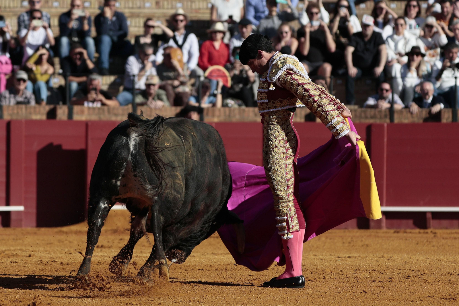 Las imágenes de la tercera del abono de los toros en la Maestranza  de Sevilla
