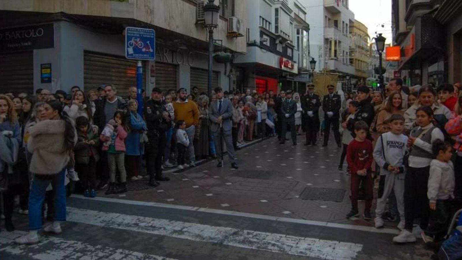 Numeroso público, a la espera de la llegada de la procesión