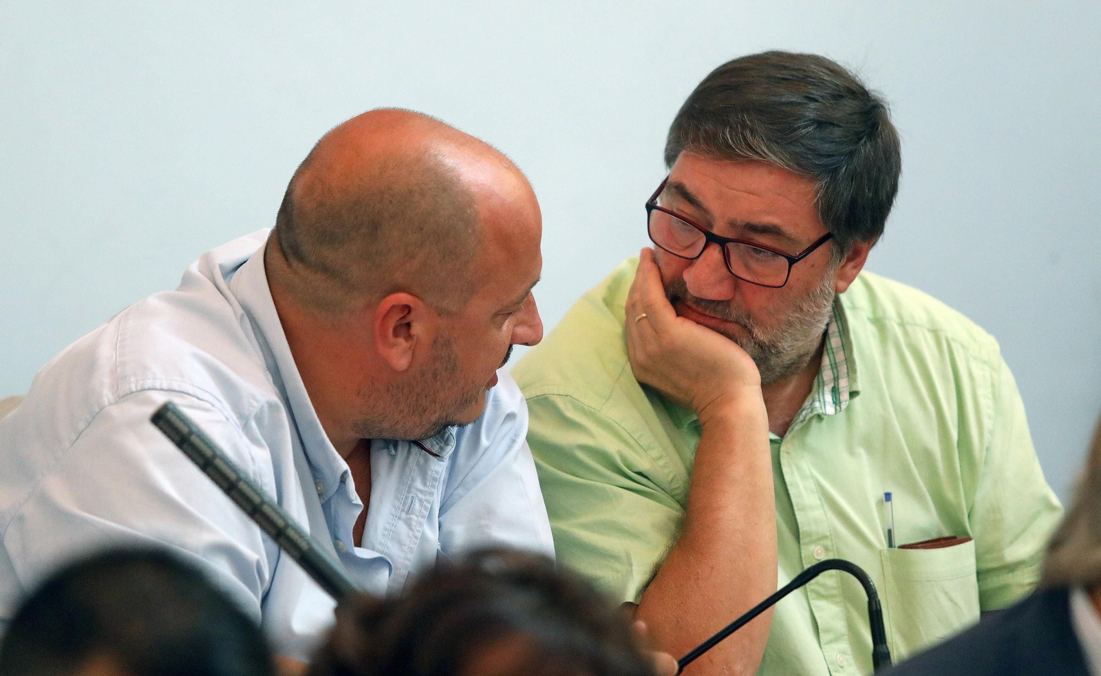 Los ediles de IU, Raúl Ruiz-Berdejo y Juan Antonio Jiménez, durante un pleno.