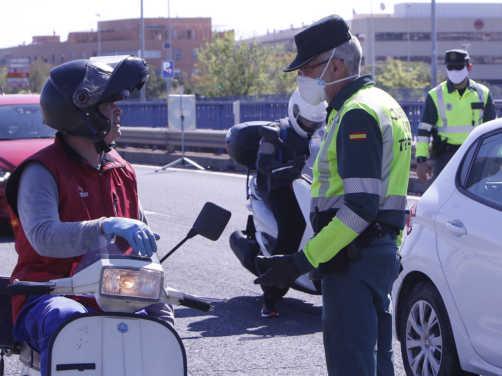 Controles de la Guardia Civil y Policía Local agradeciendo aplausos