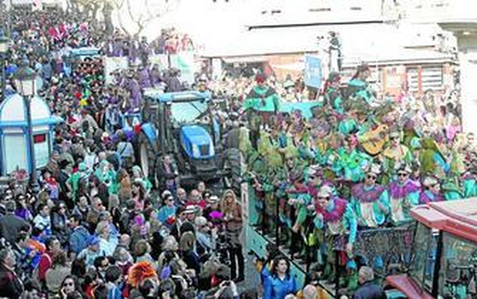 El primer premio de chirigotas del COAC 2012, 'Los puretas del Caribe' la forma en una de sus actuaciones de ayer en La Plaza.