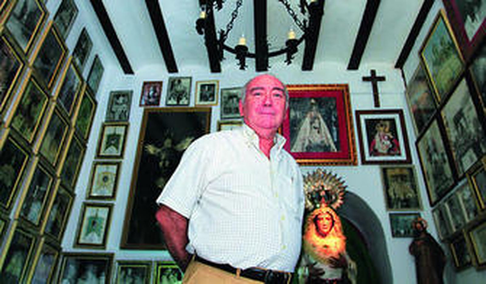 José Luis Pájaro en el local que ha habilitado como museo de recuerdos de su padre.