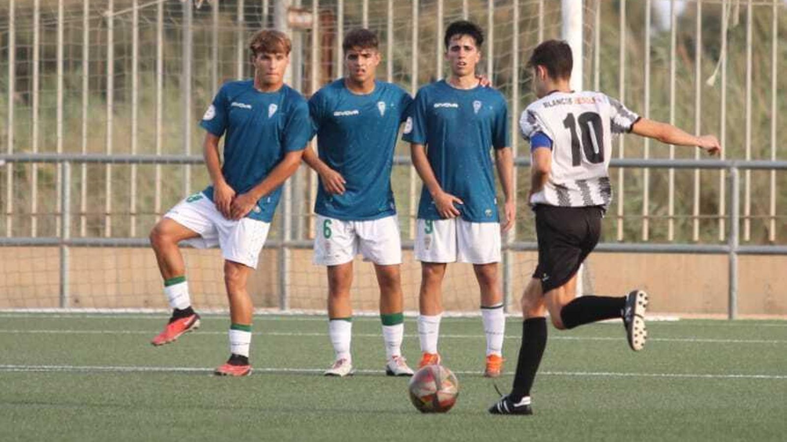El almeriense Raúl López en plena ejecución de un lanzamiento de falta desde la frontal.