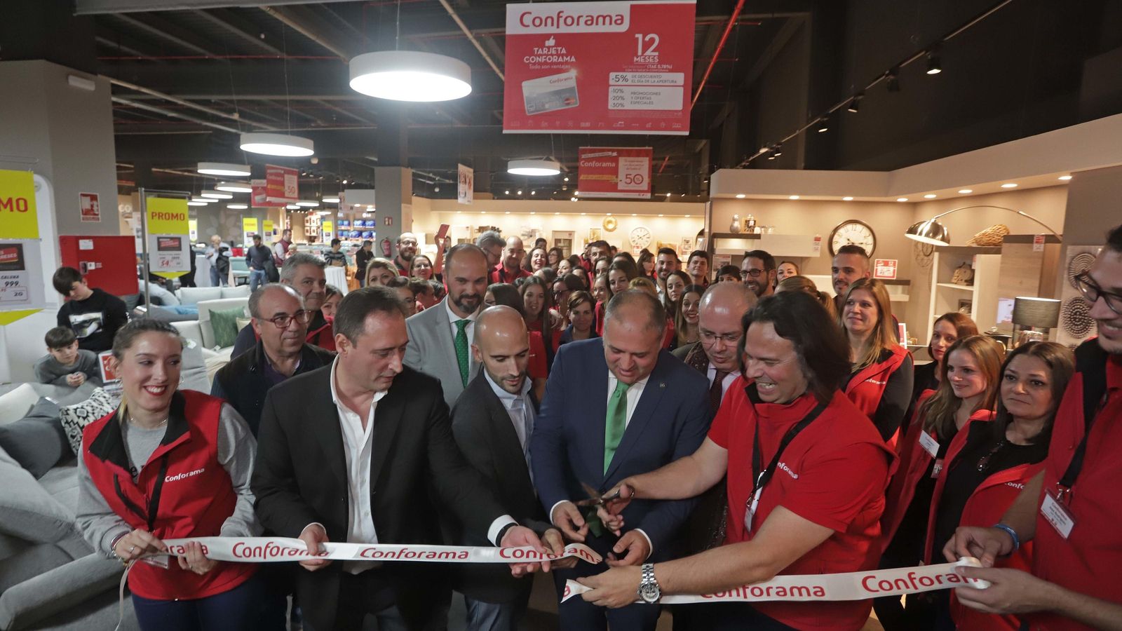 Los directivos de Conforama y las autoridades de Los Barrios inauguran la nueva tienda.