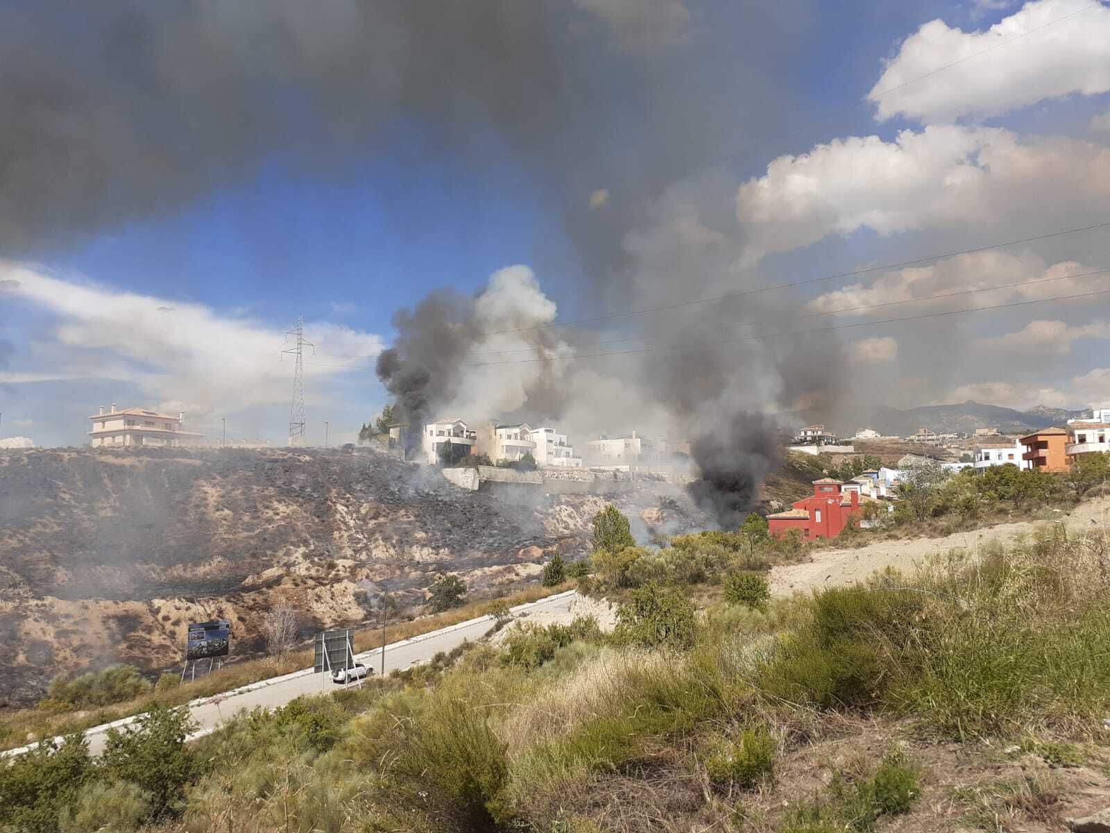El Infoca trabaja en la extinción de un incendio en La Zubia