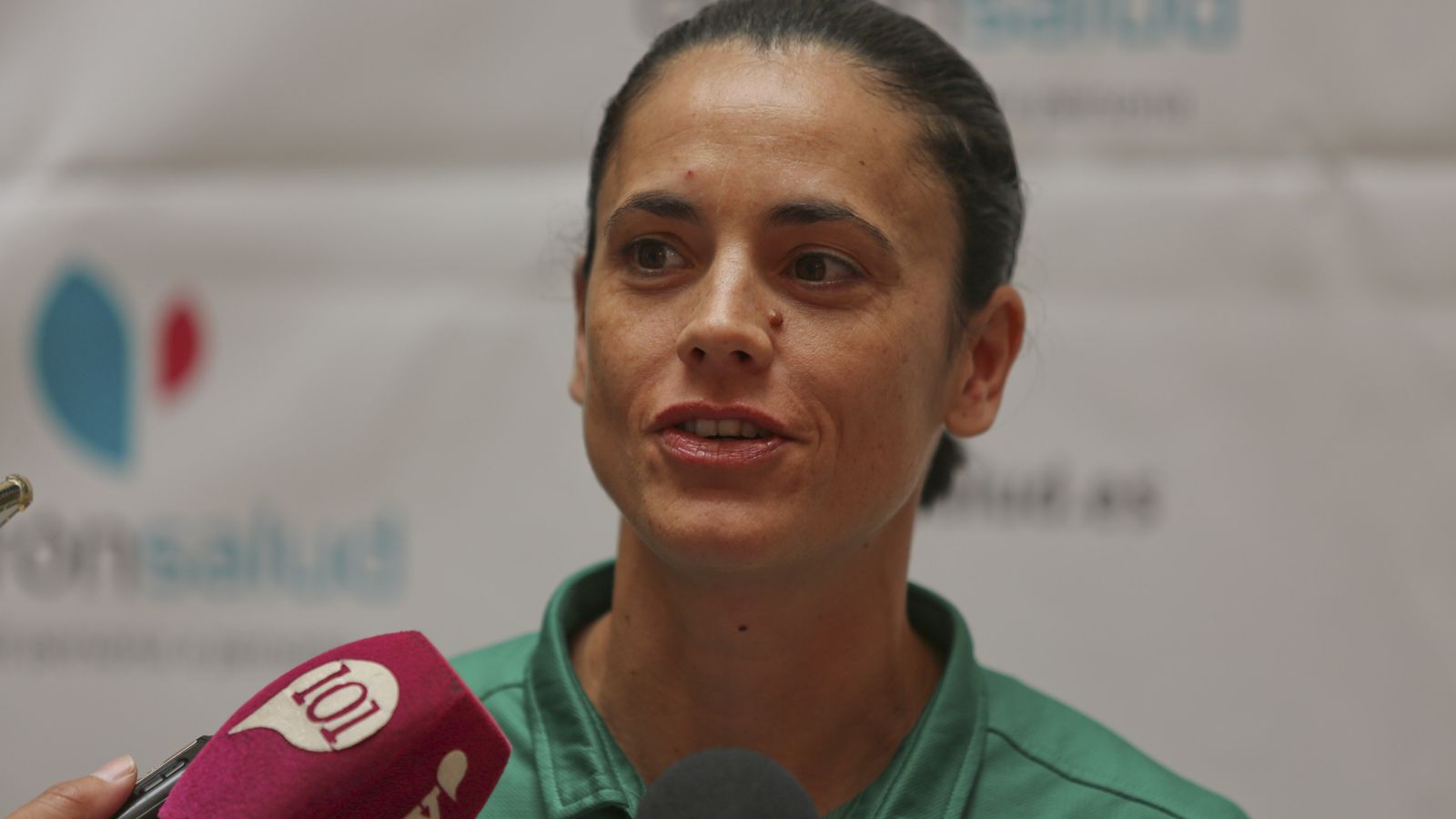 Lorena Liñán habla ante los medios.