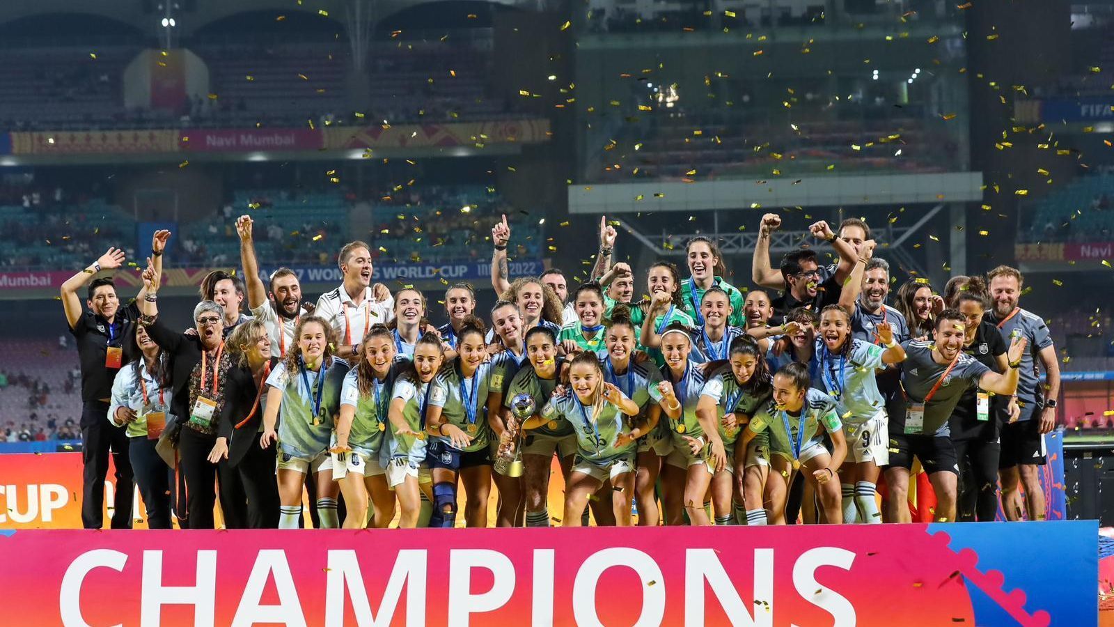 Foto de familia de las jugadoras y el cuerpo técnico del combinado sub-17 con su trofeo.