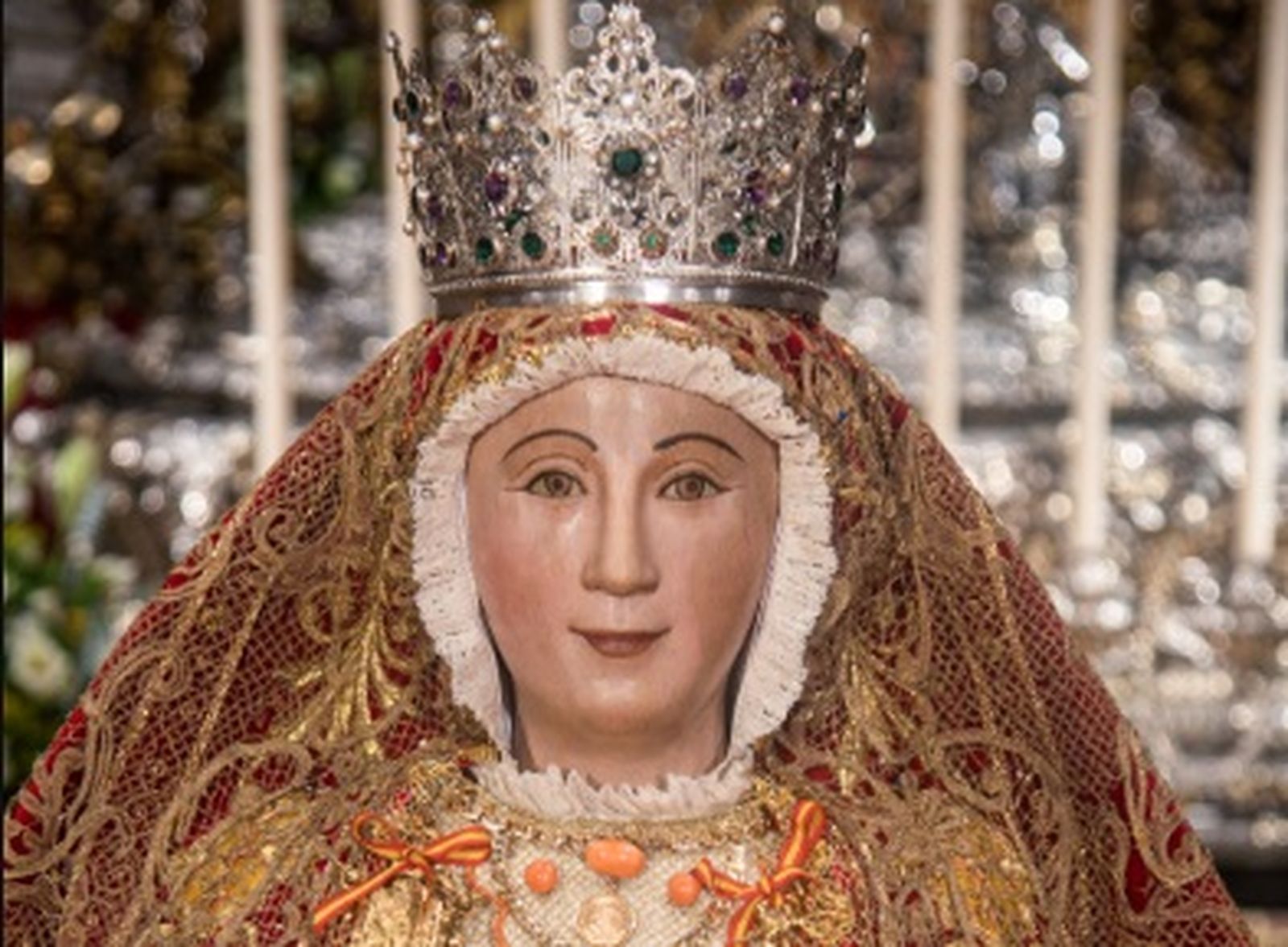 La patrona porta el pecherín estrenado para la novena