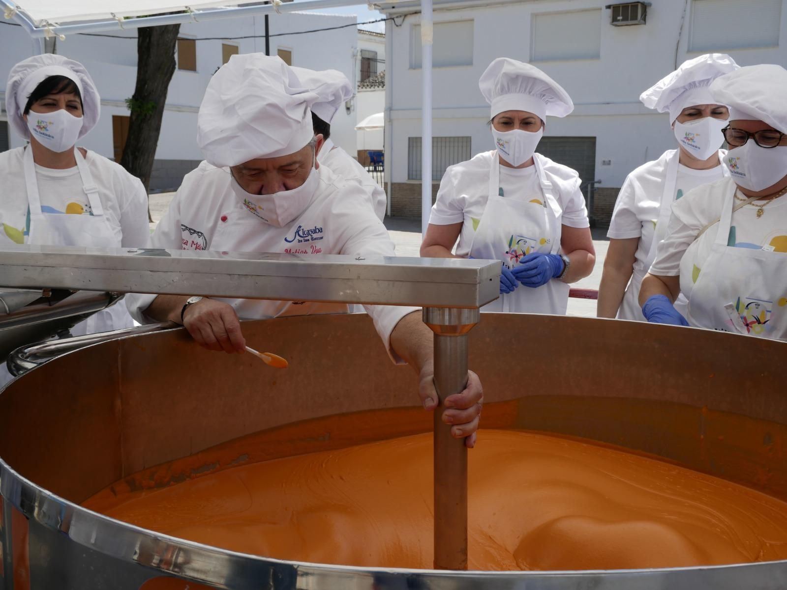 El salmorejo de récord de Cañete de las Torres, en imágenes