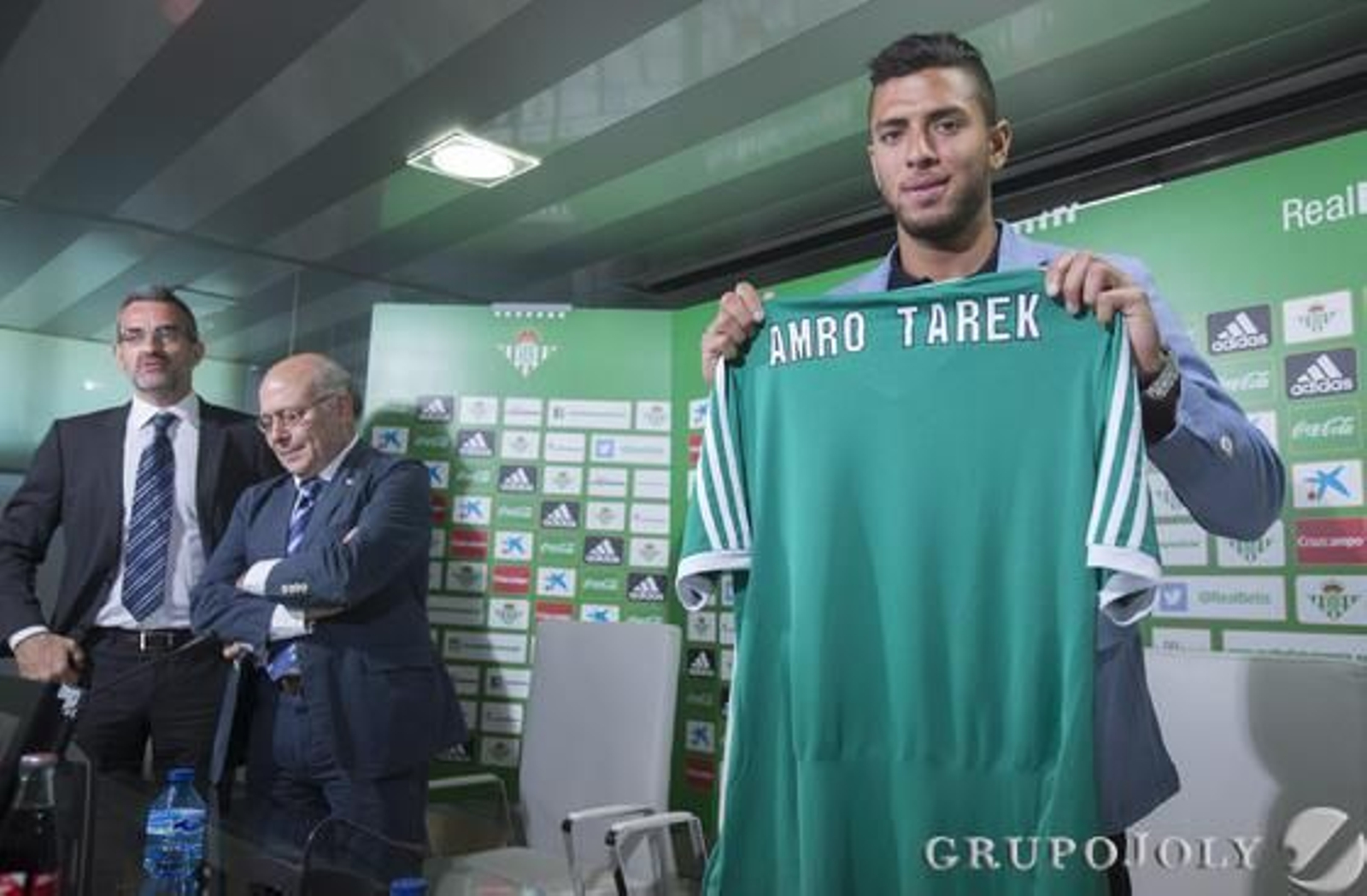 La imágenes de la presentación de Tarek como nuevo jugador del Betis

Foto: Antonio Pizarro
