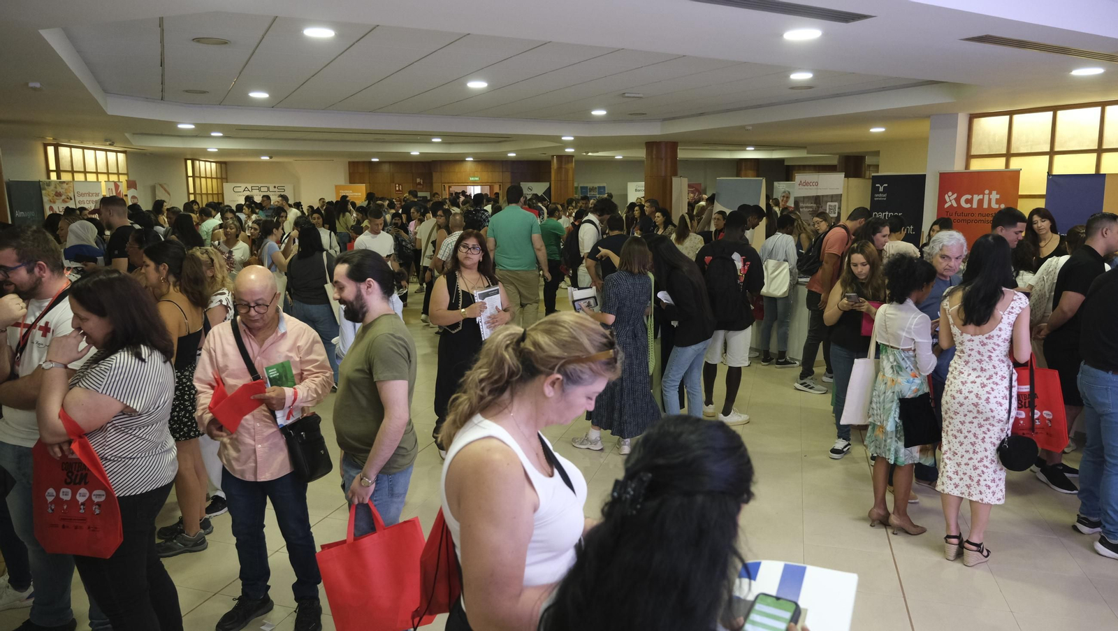 I Feria de Empleo Cruz Roja de Almería, en imágenes