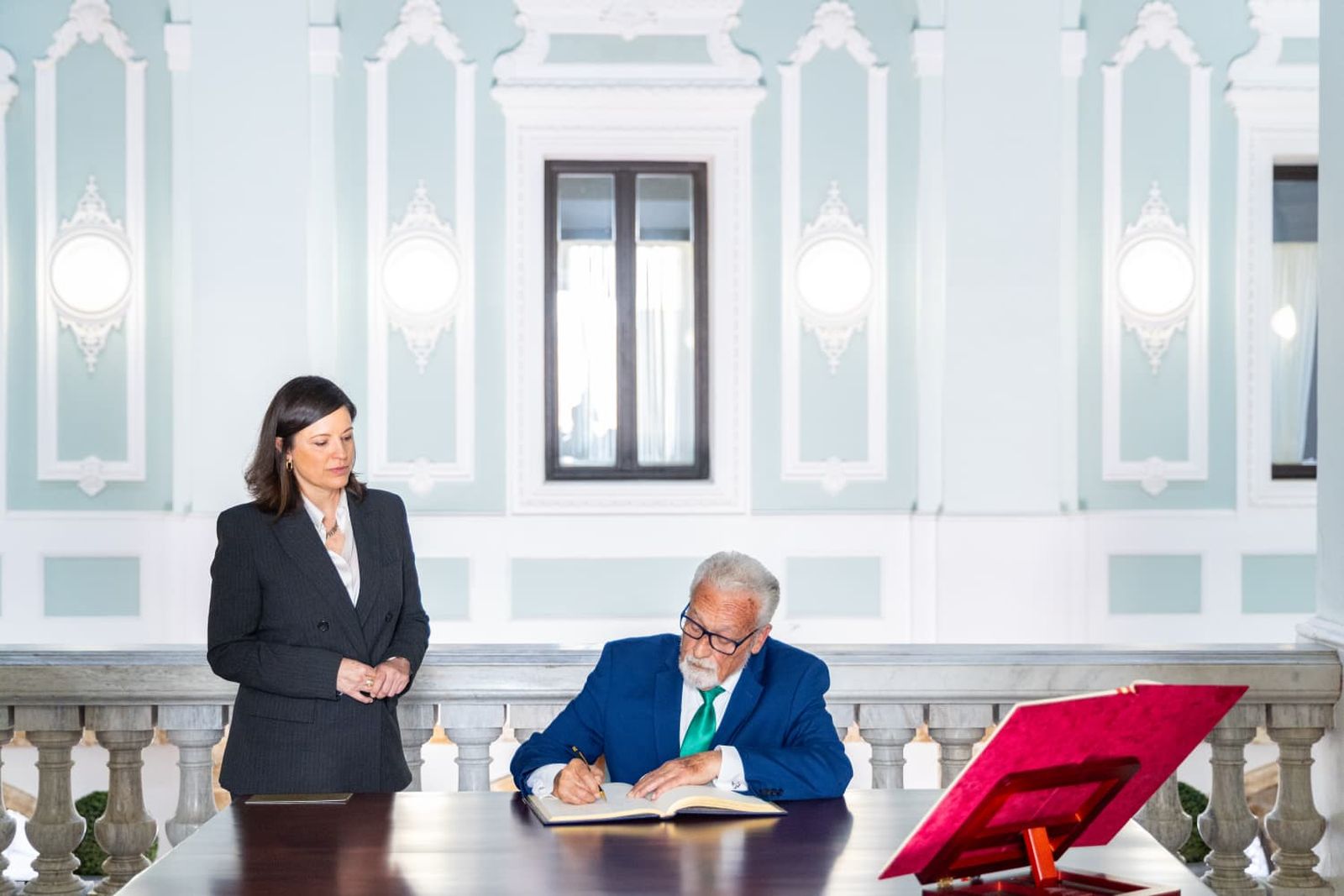 El Defensor, firmando en el Libro de Honor del Ayuntamiento junto a la alcaldesa, Patricia Cavada.