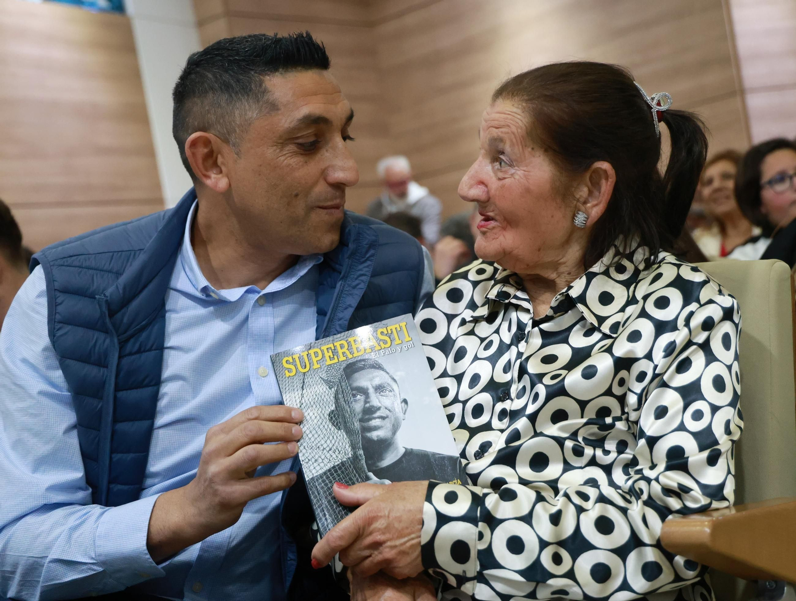 Basti: La presentación de su libro en La Rosaleda, en fotos