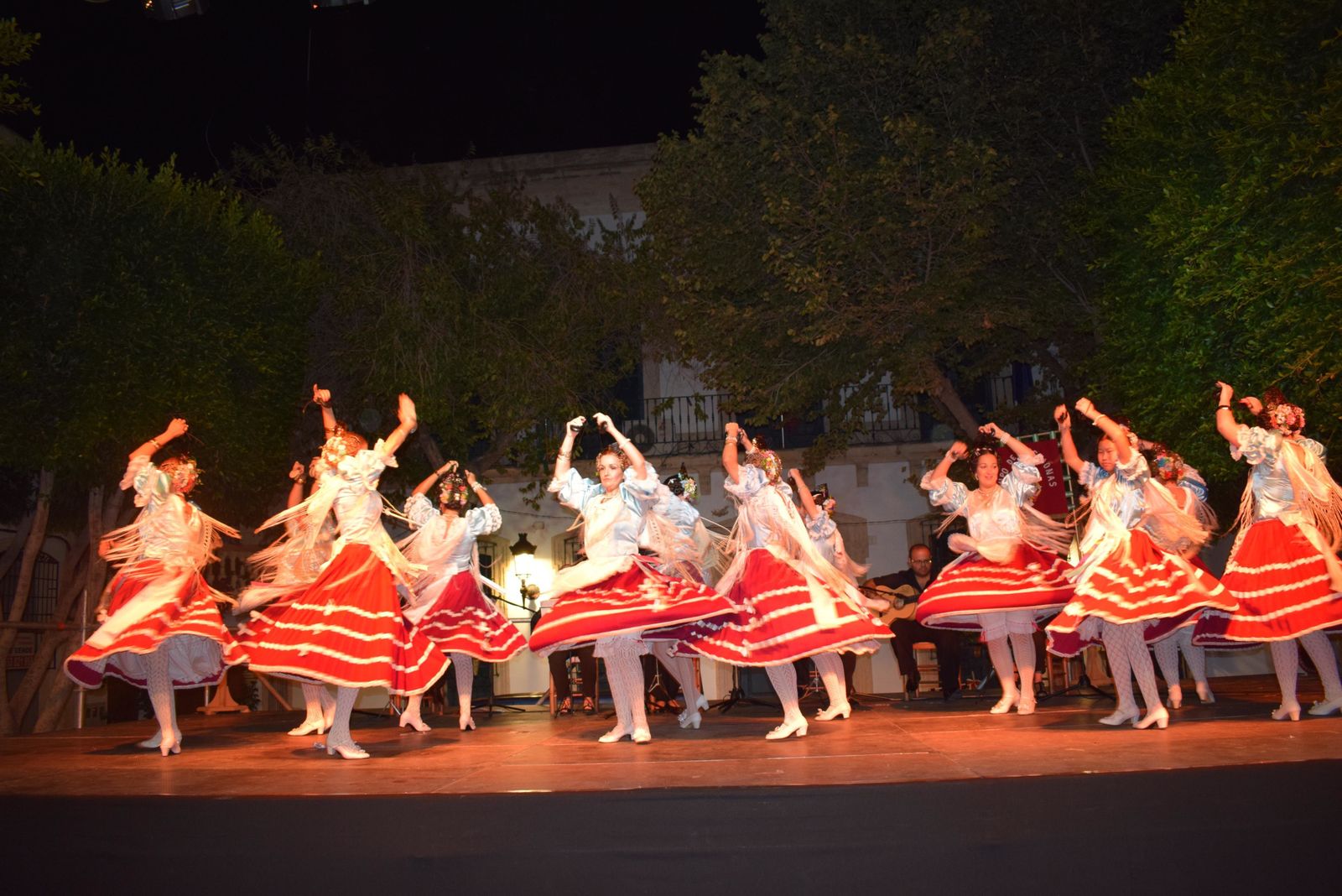 Las refajonas de Níjar durante la interpretación de uno de los bailes.