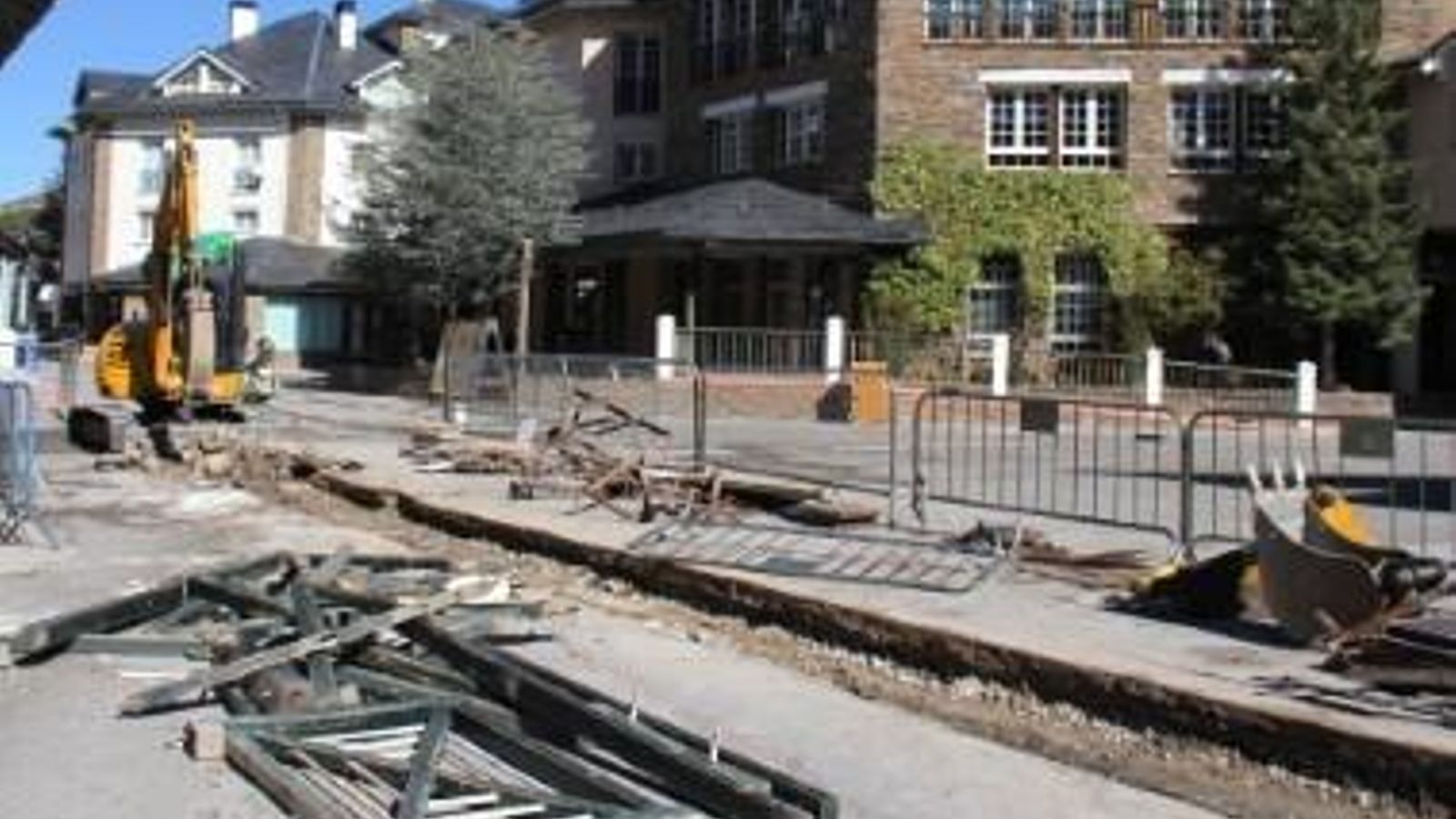 Pradollano empieza la remodelación de su plaza central