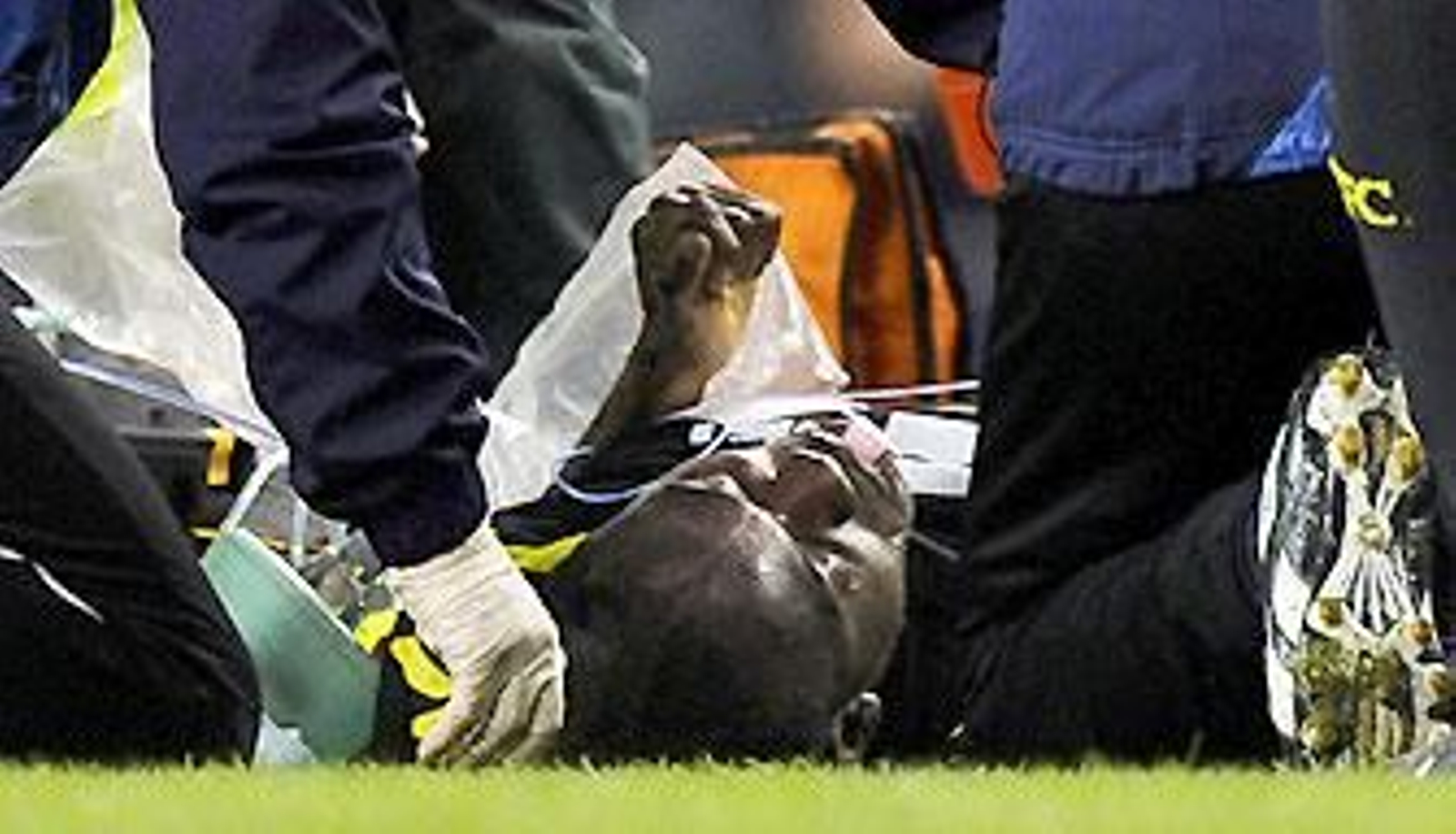 Un jugador del Bolton se desploma durante un partido