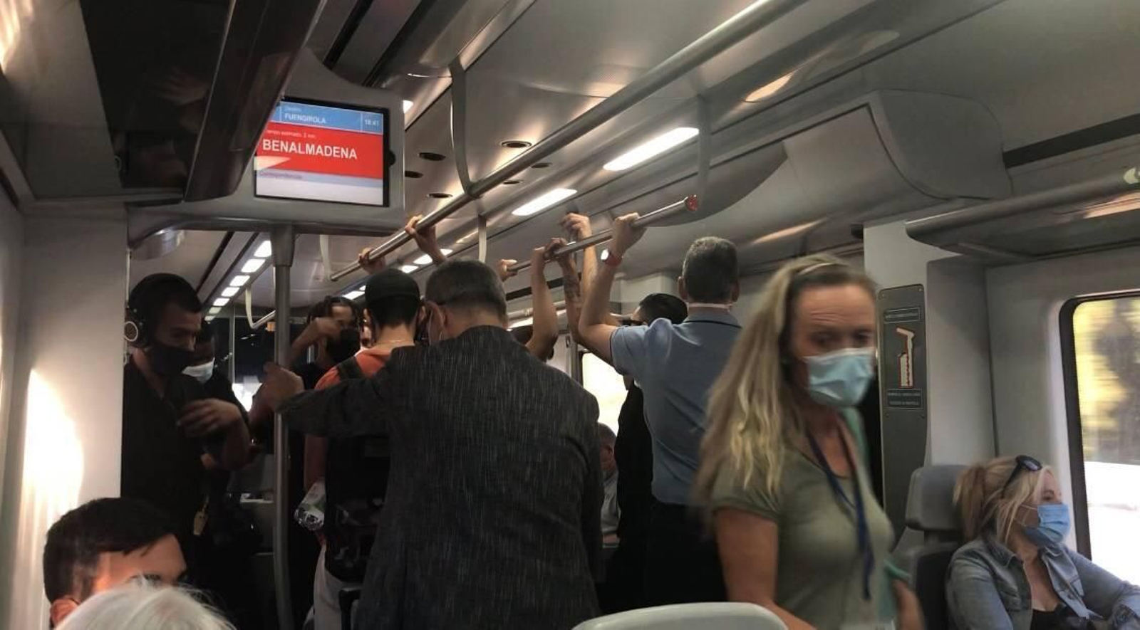 Interior de un tren de Cercanías de la línea C-1 durante la huelga de trenes.