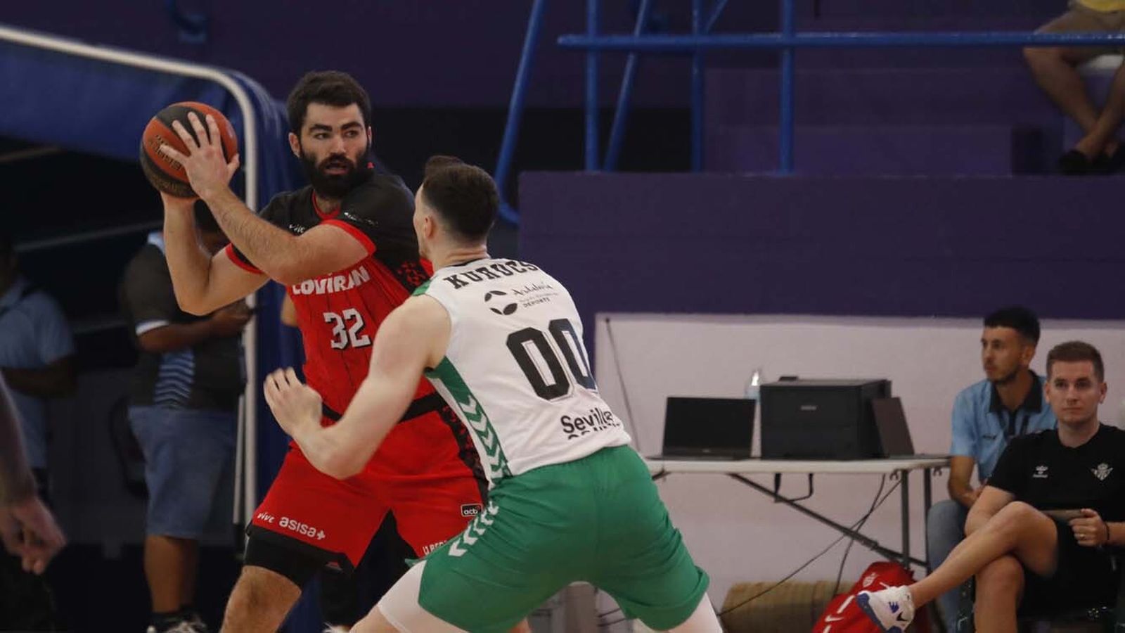 Las fotos de Real Betis - Fundación Granada en la Línea