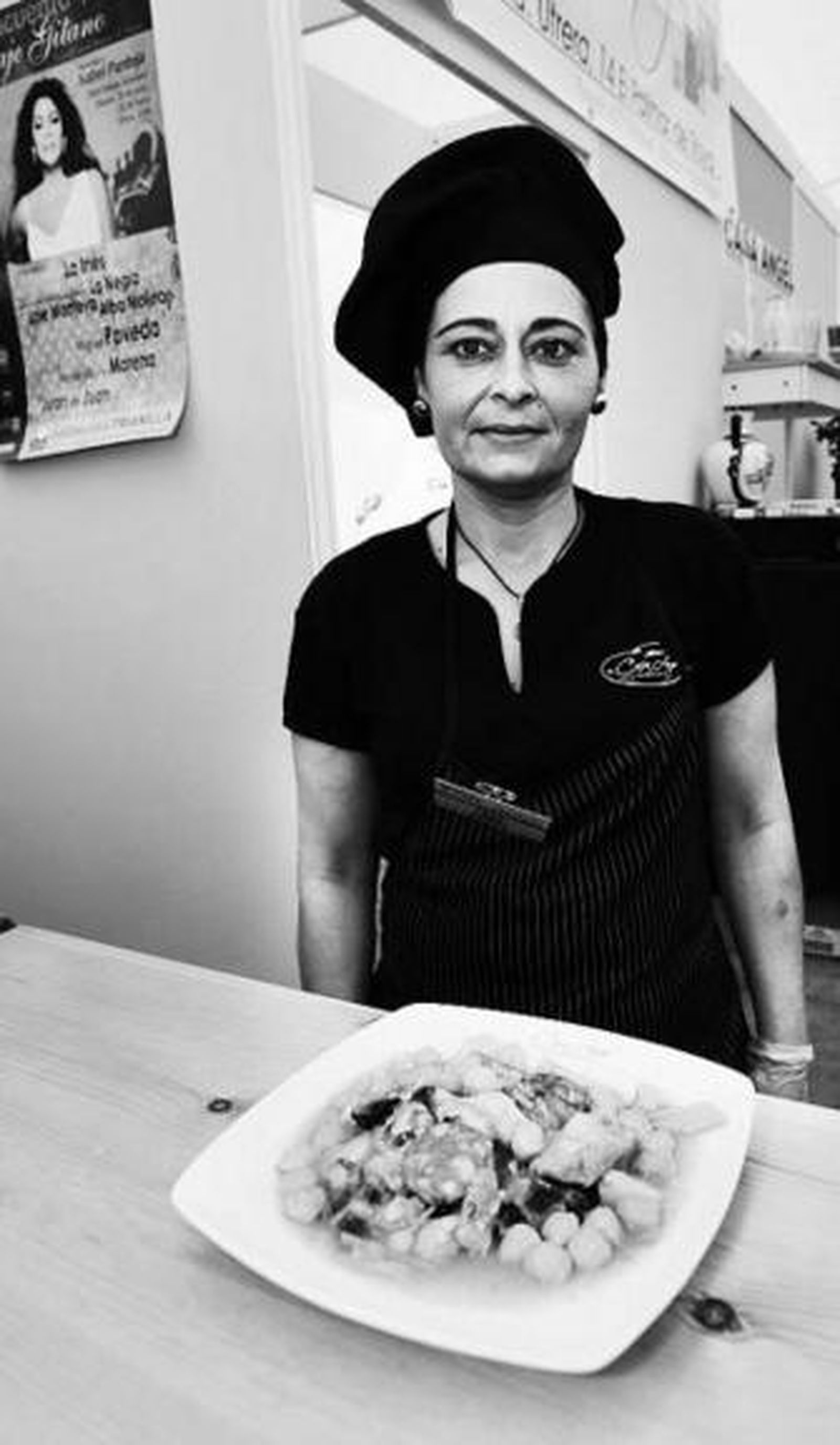 Rocío Carrero muestra el cocido palmareño de Casa Ángel.