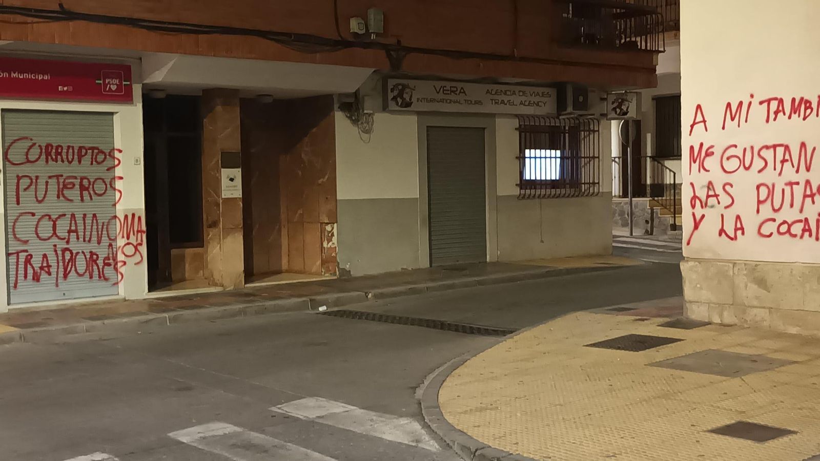 Las casas palaciegas, frente a la sede socialista, también han sufrido pintadas.