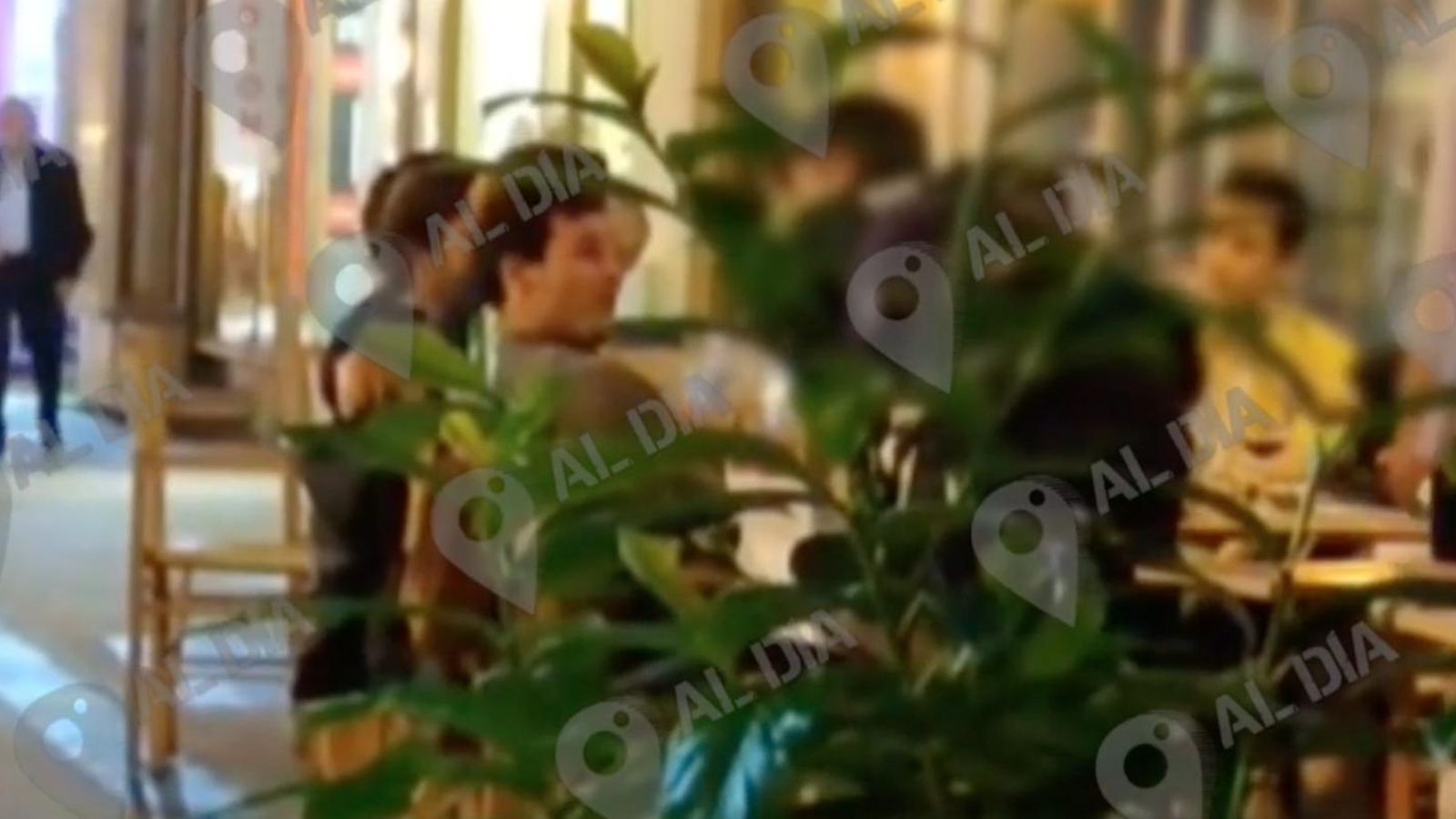 Íñigo Onieva disfrutando de una cena con sus amigos en Budapest