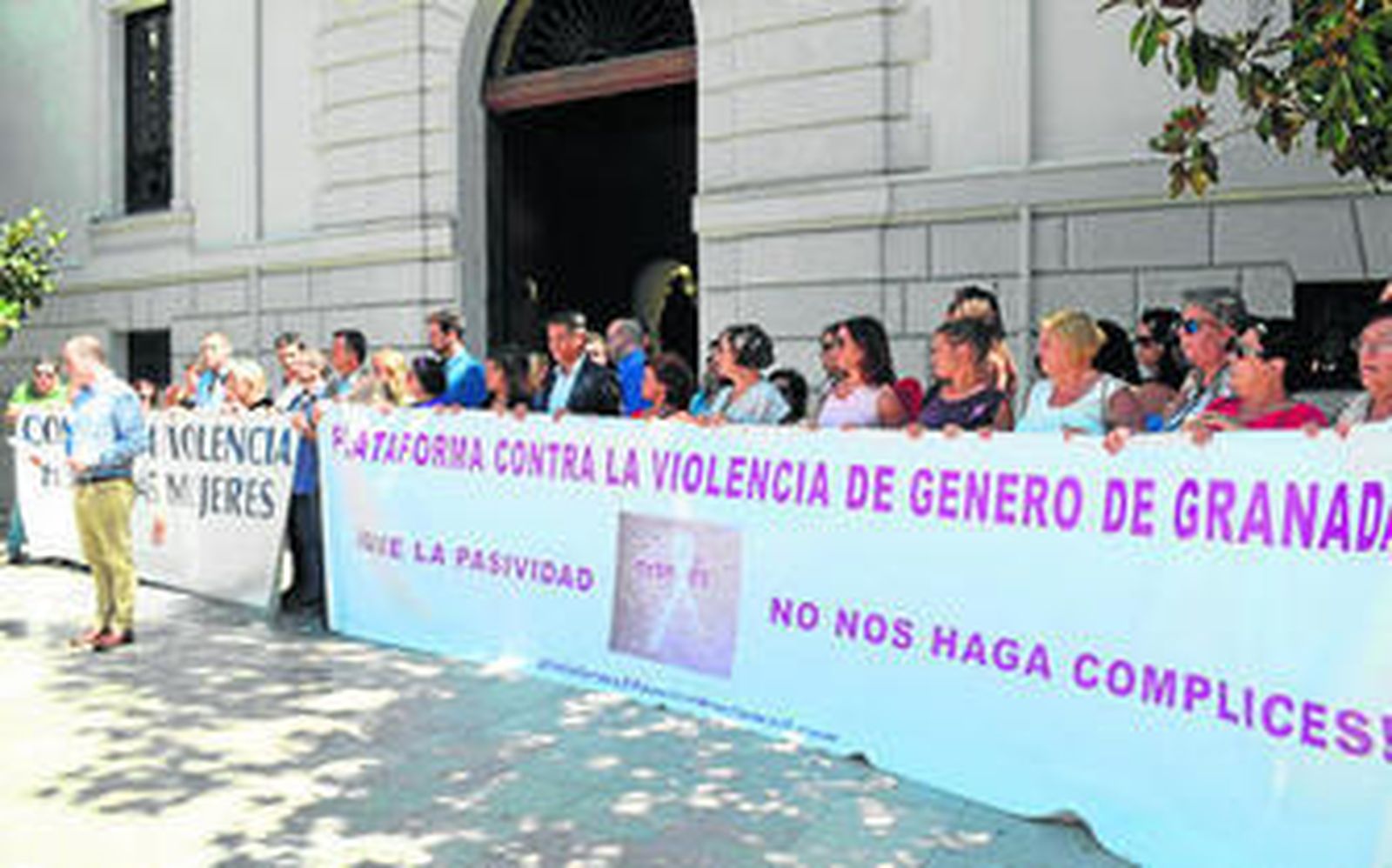 Ayer en la Plaza del Carmen hubo un acto de repulsa ante la última mujer asesinada en Noalejo.