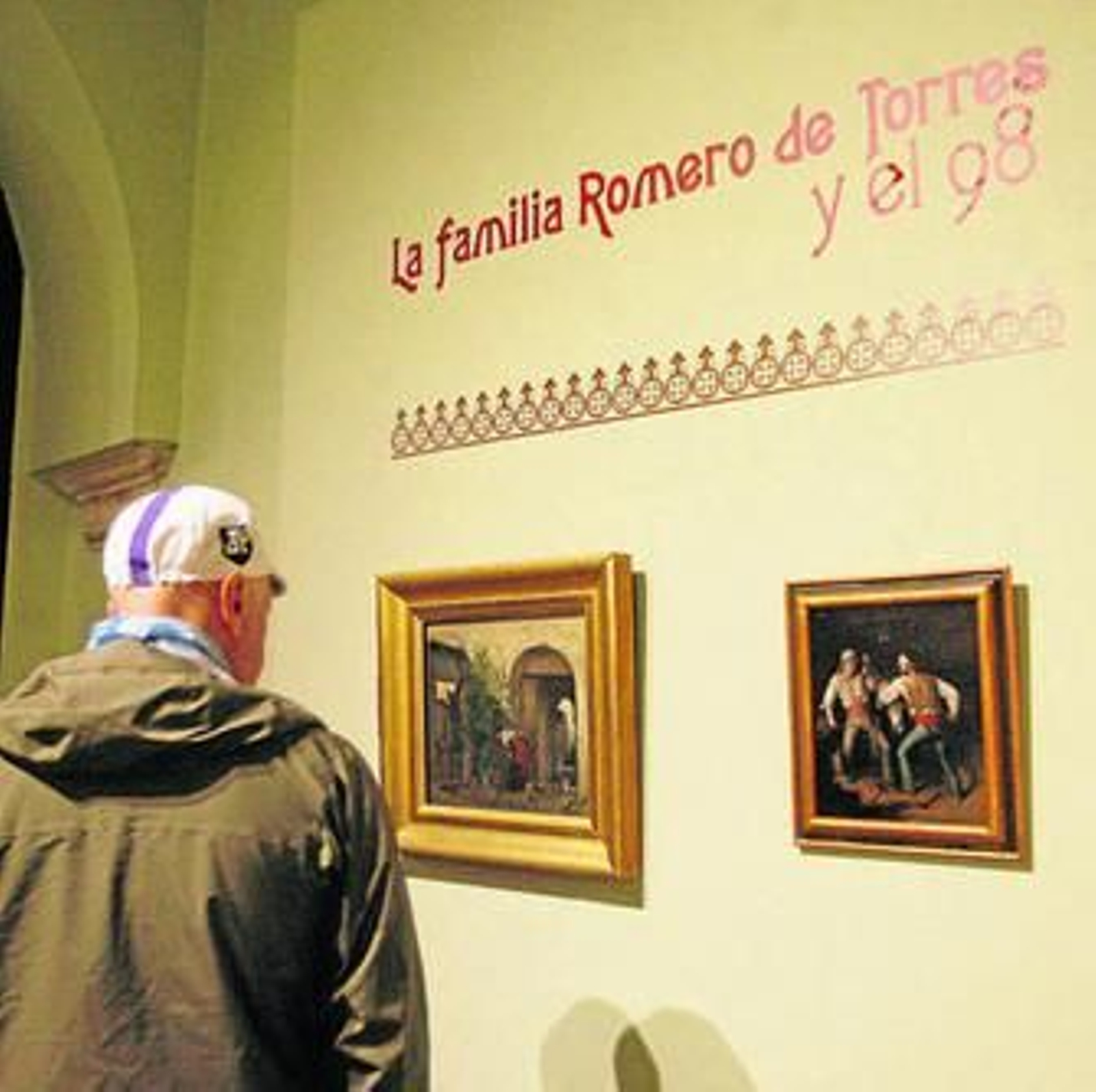 Un visitante contempla las obras.