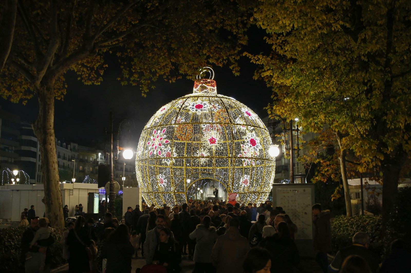 Granada se llena de luces y color con el encendido de la Navidad 2019, en imágenes
