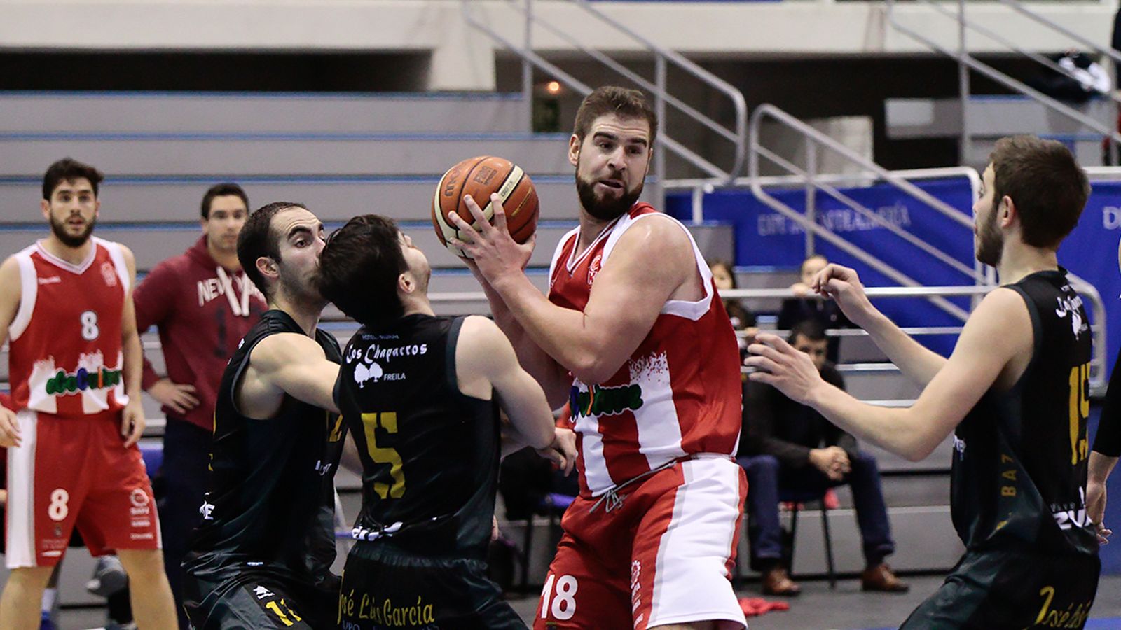 Paco Gutiérrez intenta zafarse de dos adversarios en el choque ante el Baza