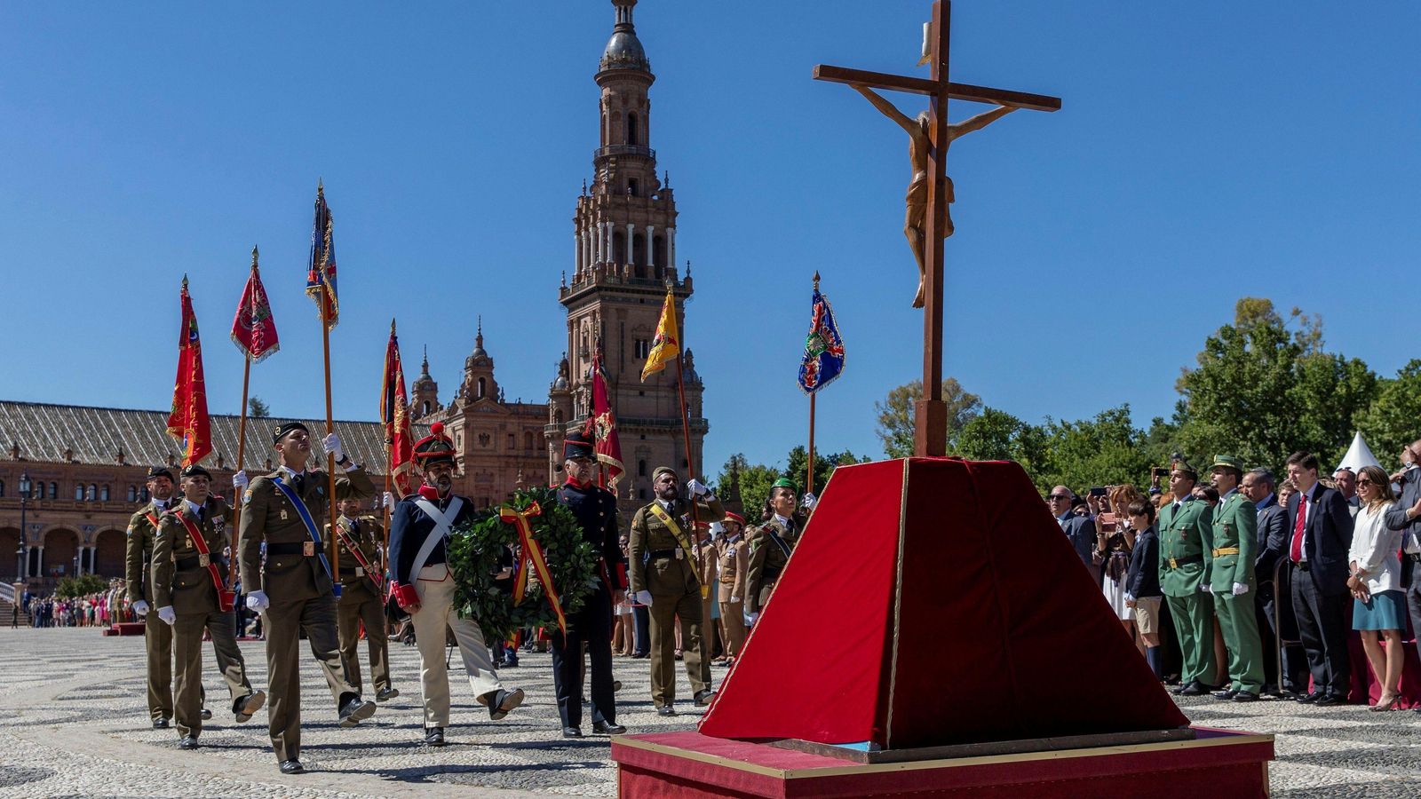 Homenaje a los caídos en la Plaza de España, el 19 de mayo.