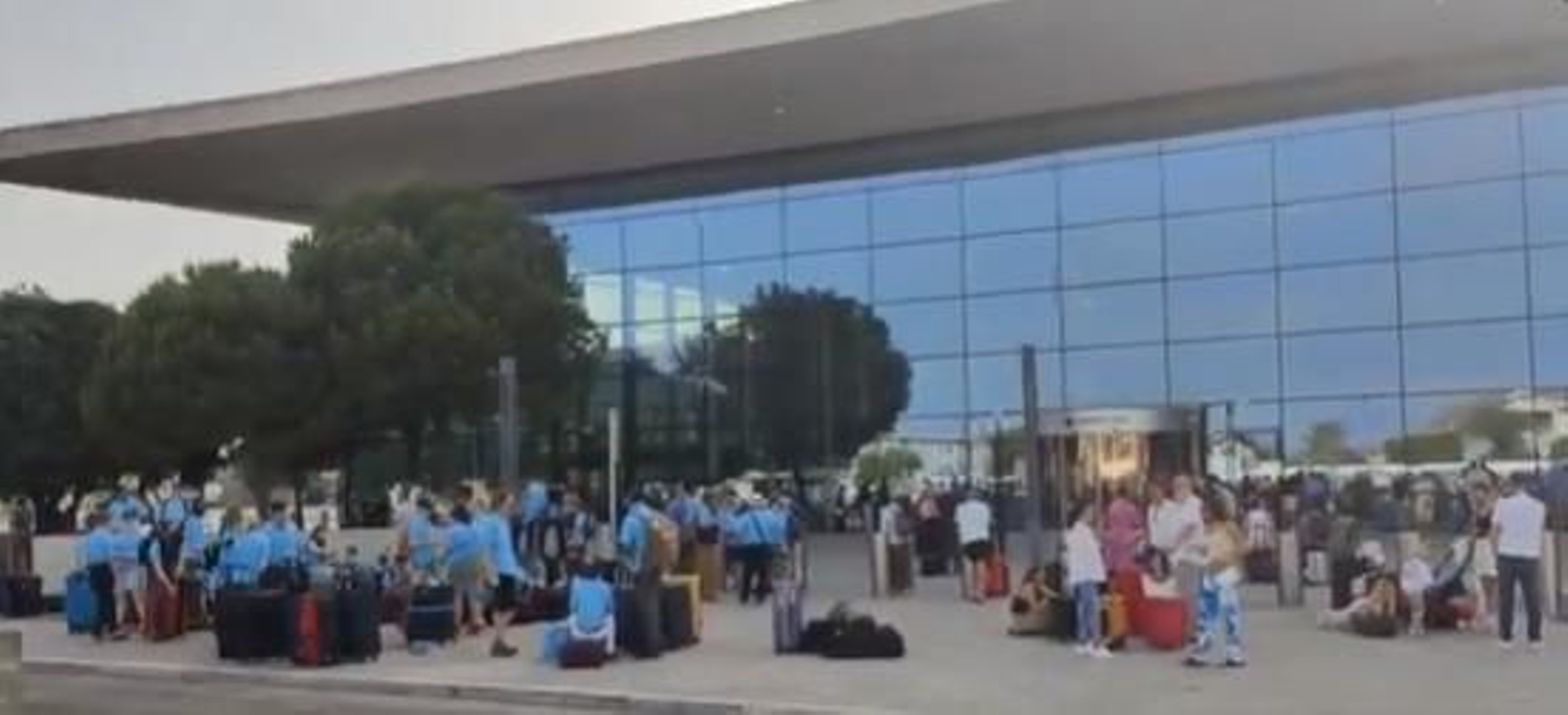 Pasajeros evacuados del aeropuerto.