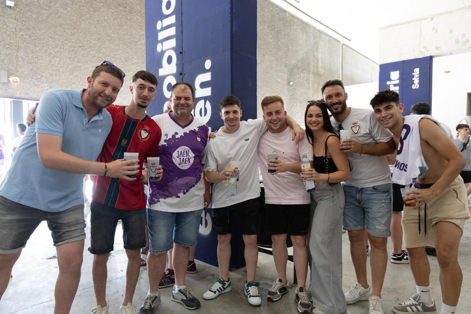 El épico recibimiento de la afición lagarta al Real Jaén, en imágenes